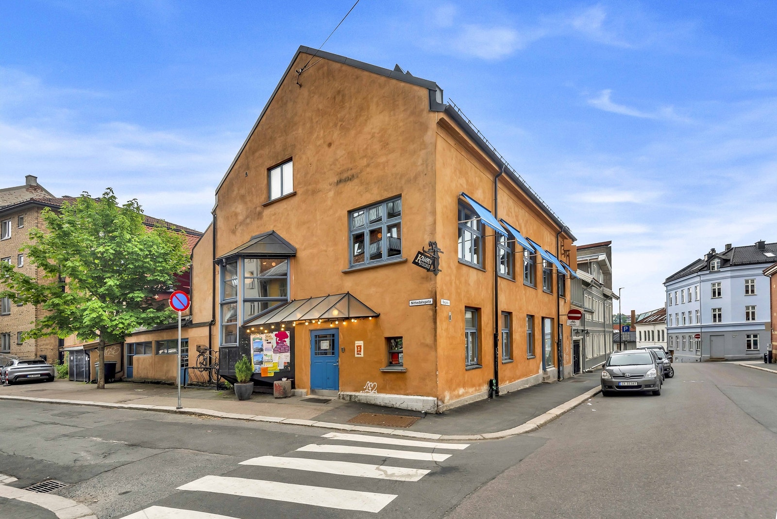 På kampen finnes også Kampen Bistro, en populær og sjarmerende restaurant med fokus på kortreist mat. Her har du med andre ord et rikt utvalg kafeer og restauranter like i nærheten! Galleribilde