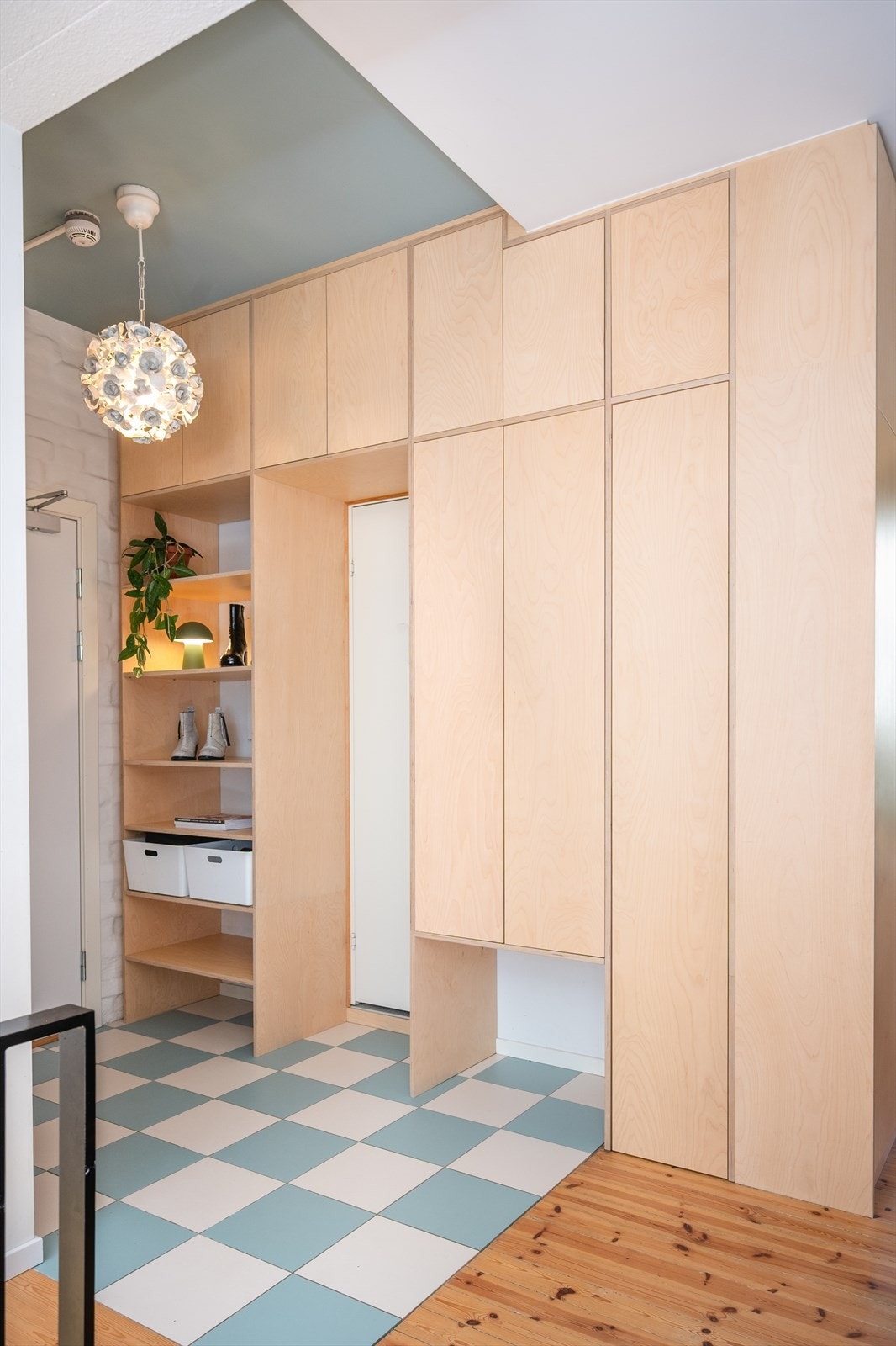 Velkommen inn! Lys og hyggelig entré som er med på å skape et godt førsteinntrykk av boligen. Her er det god plass for oppbevaring av yttertøy og sko i plassbygd garderobe av bjørkefiner. Galleribilde