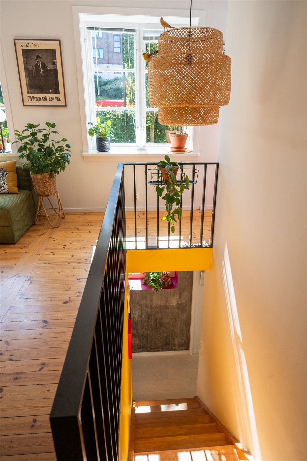 Trappen er fint plassert i boligen og skiller de to etasjene på en god måte. Galleribilde