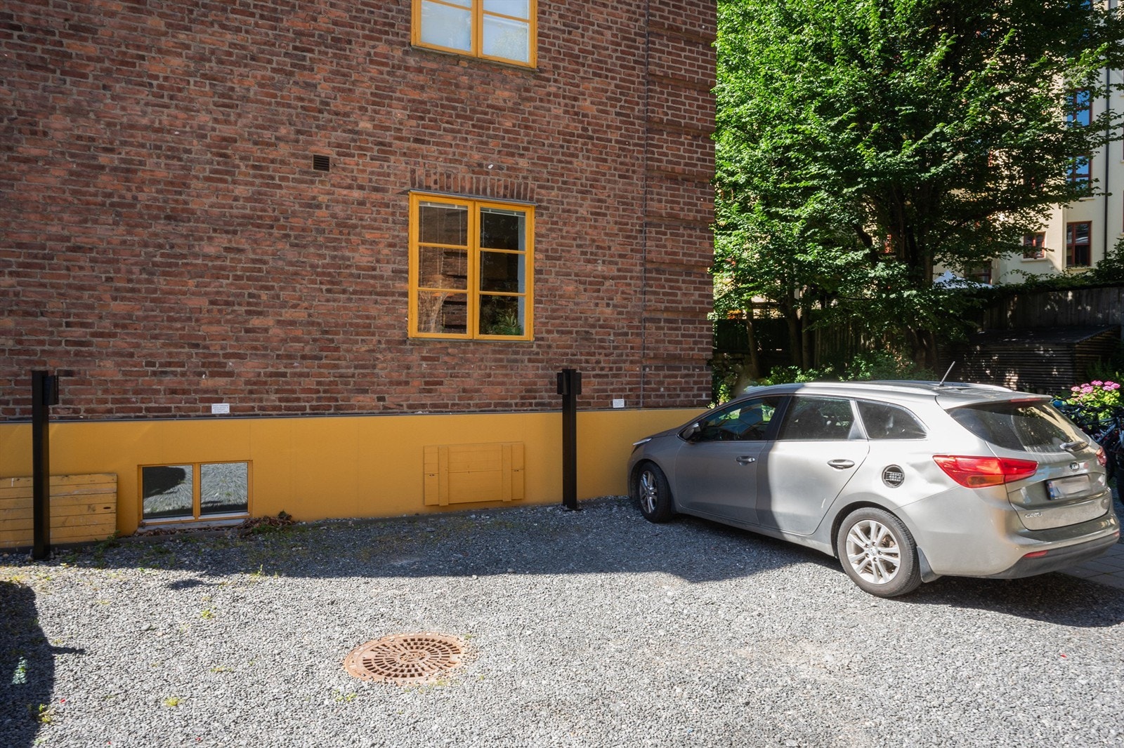 Det medfølger også parkeringsplass med EL-lader rett utenfor boligen. Galleribilde