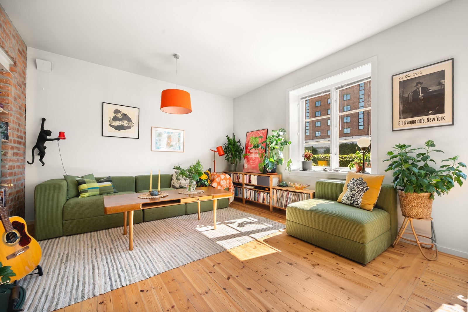 Romslig og hyggelig stue med flere store vindusflater som slipper inn rikelig med lys. Galleribilde