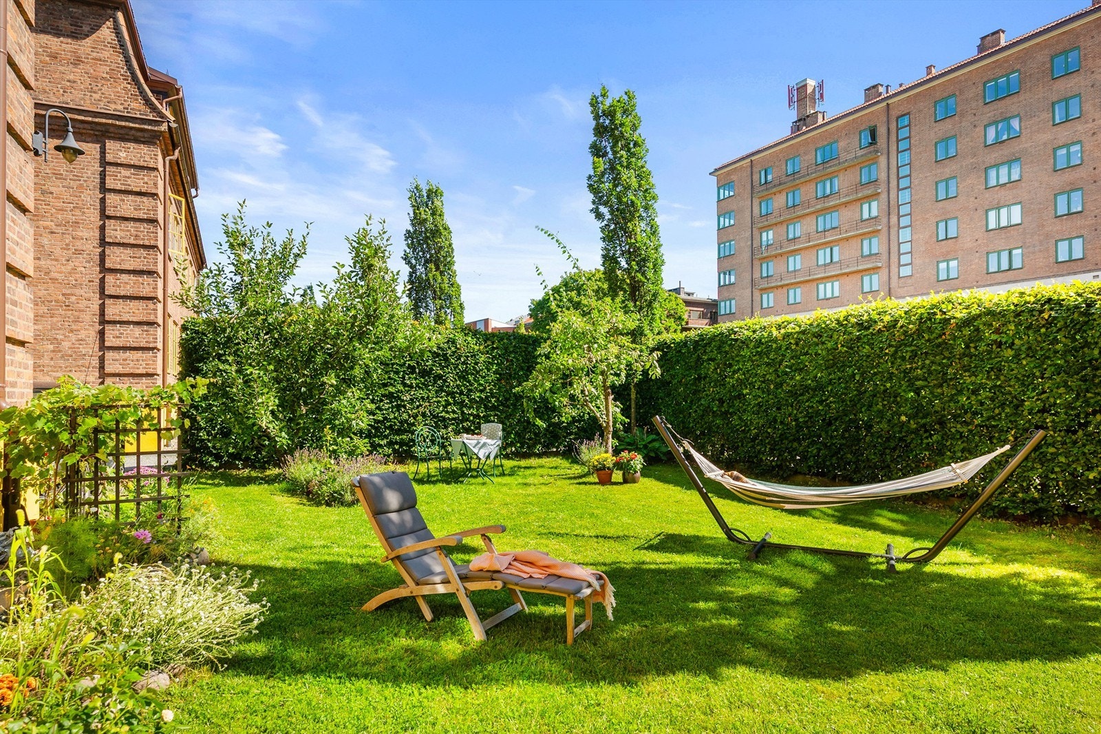 På fellesområdene er det felles utebod for oppbevaring, tørkeloft i hver gård samt mulighet å tørke klær i hagen på sommerhalvåret. Galleribilde