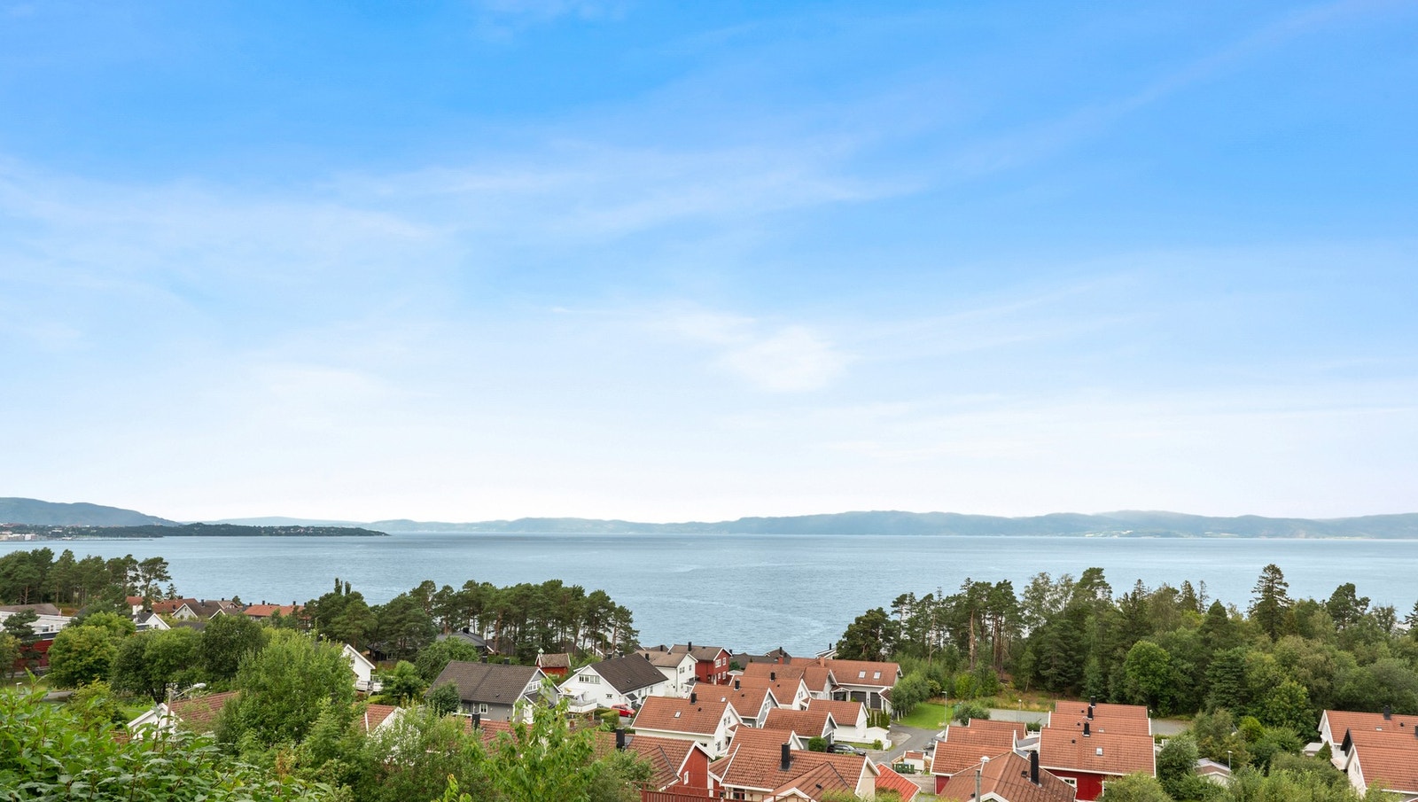 Rolig område med kort avstand til service fasiliteter en skulle trenge i hverdagen. Galleribilde