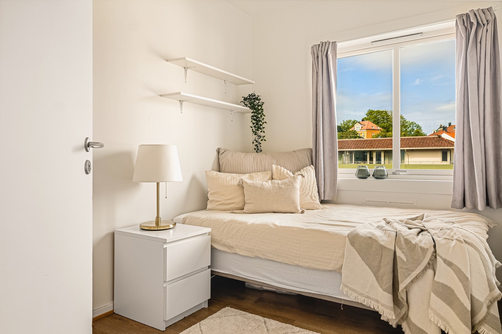 God plass til seng, nattbord, garderobe og annet passende møblement Galleribilde