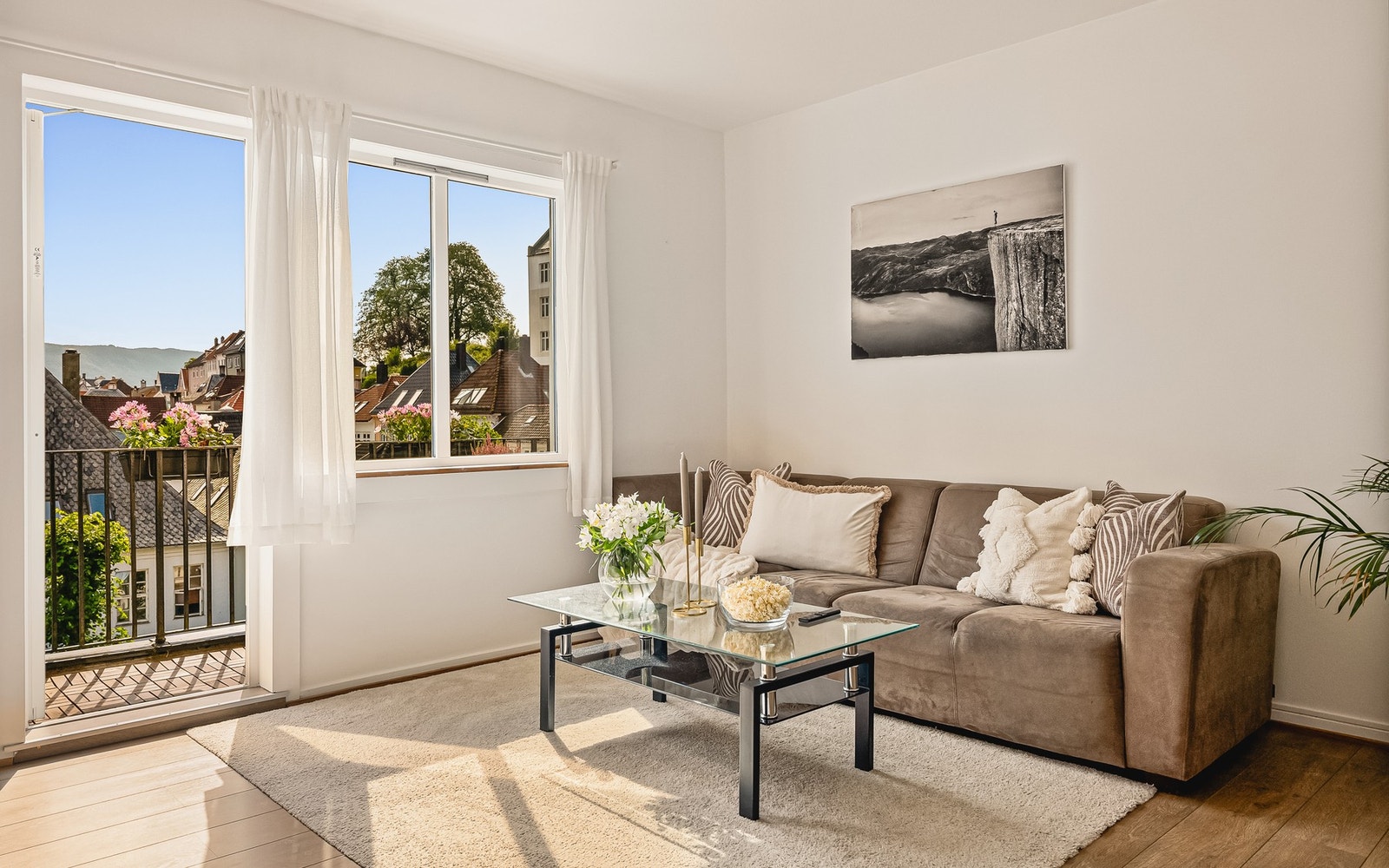 Fra stuen er det utgang til balkong Galleribilde