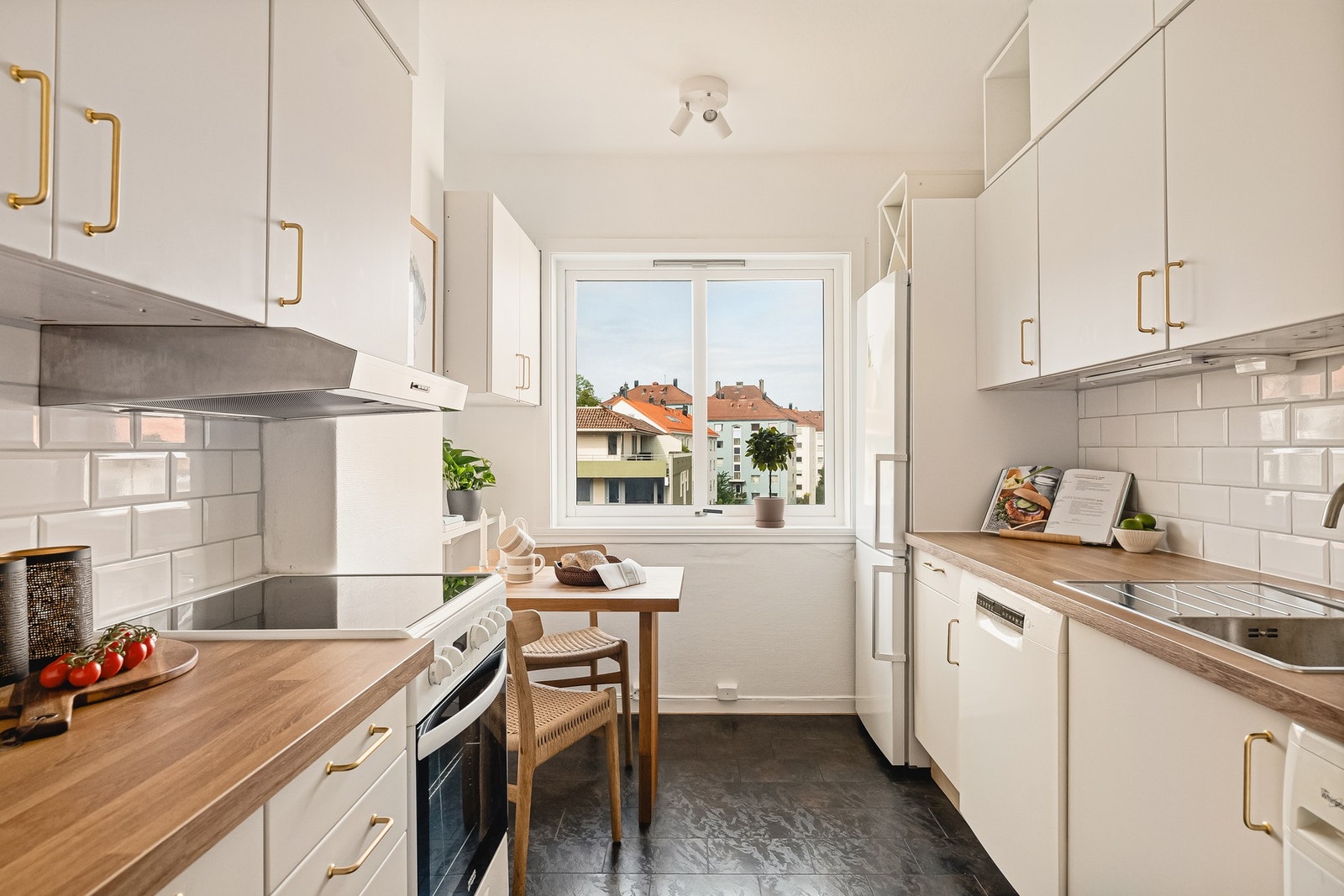 Kjøkkenet er pent, har slette fronter og laminert benkeplate Galleribilde