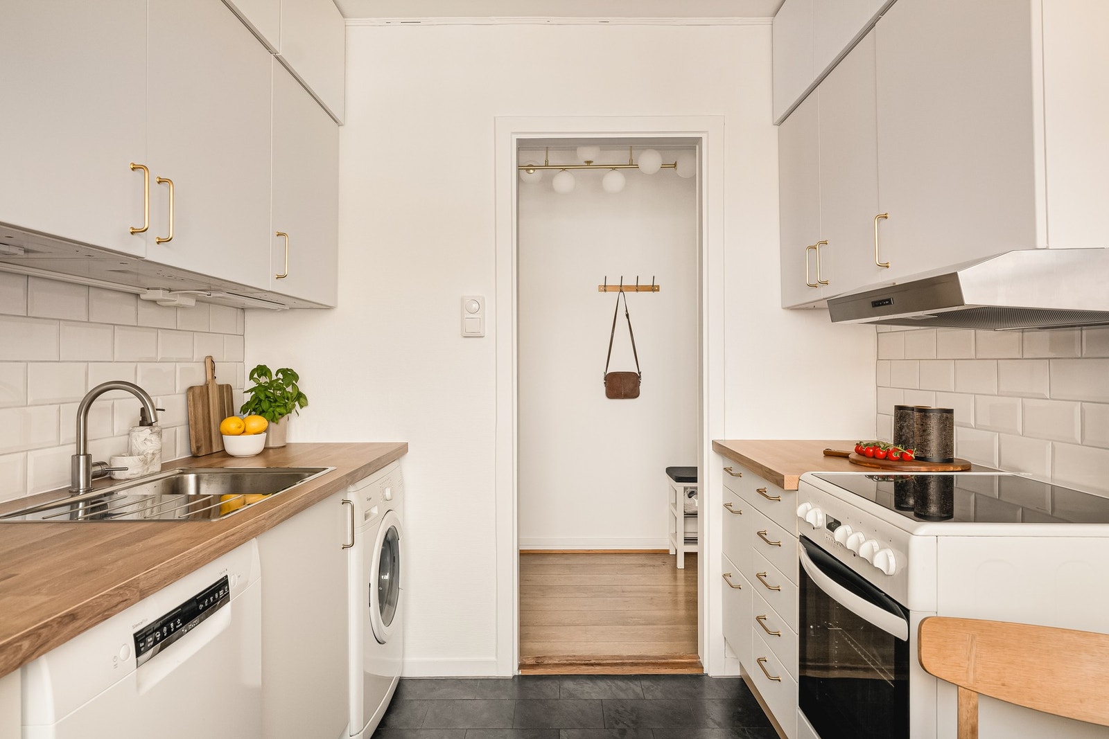 Innbygget med platetopp, stekeovn, oppvaskmaskin og oppvaskkum. Galleribilde