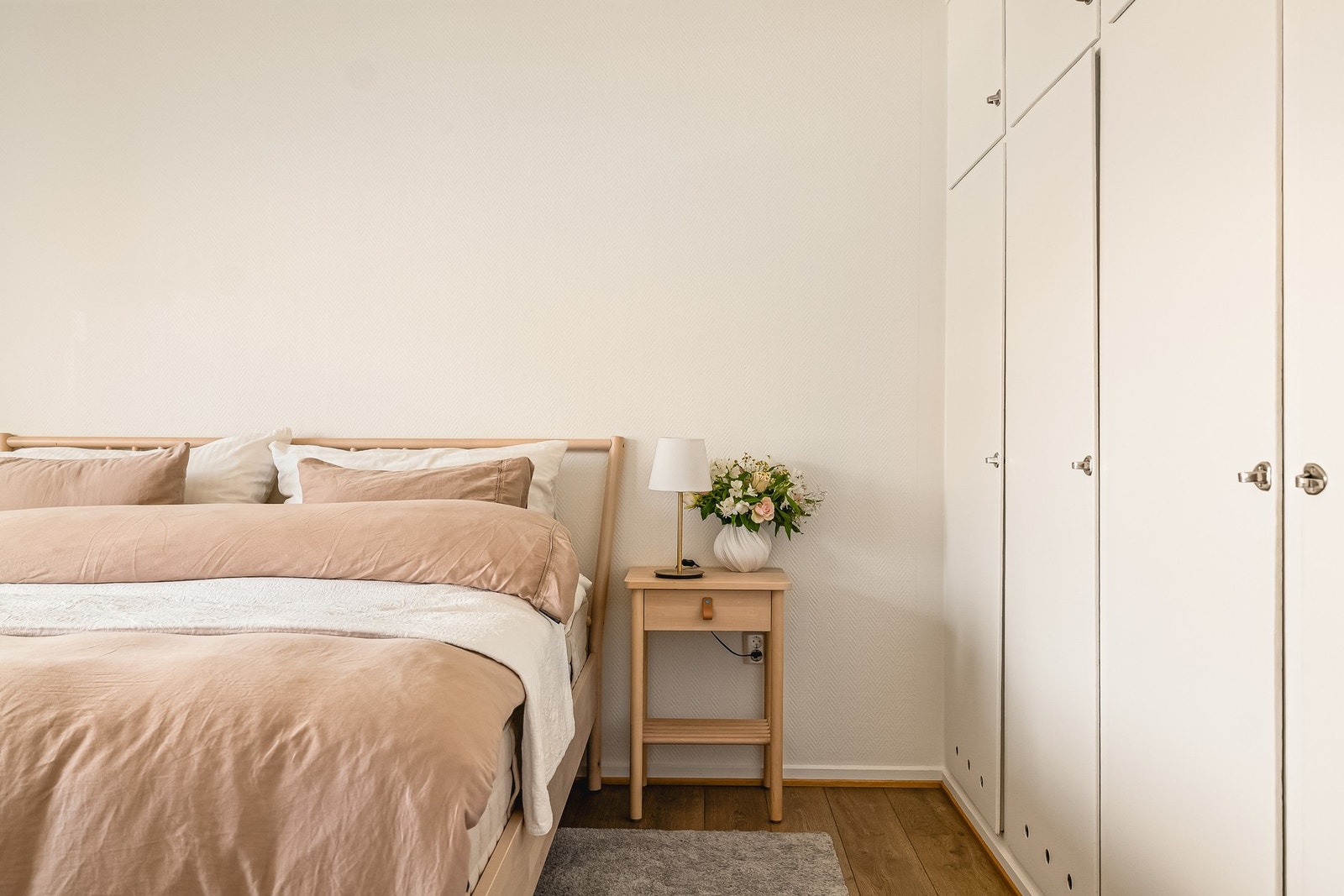 Stort og praktisk garderobeskap gir godt med lagringsplass Galleribilde