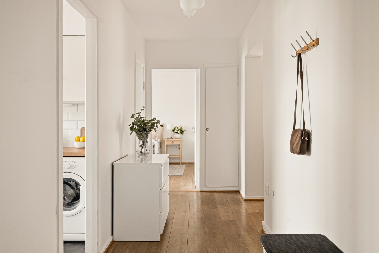 Lys og luftig entré med god plass til oppbevaring av sko og yttertøy Galleribilde