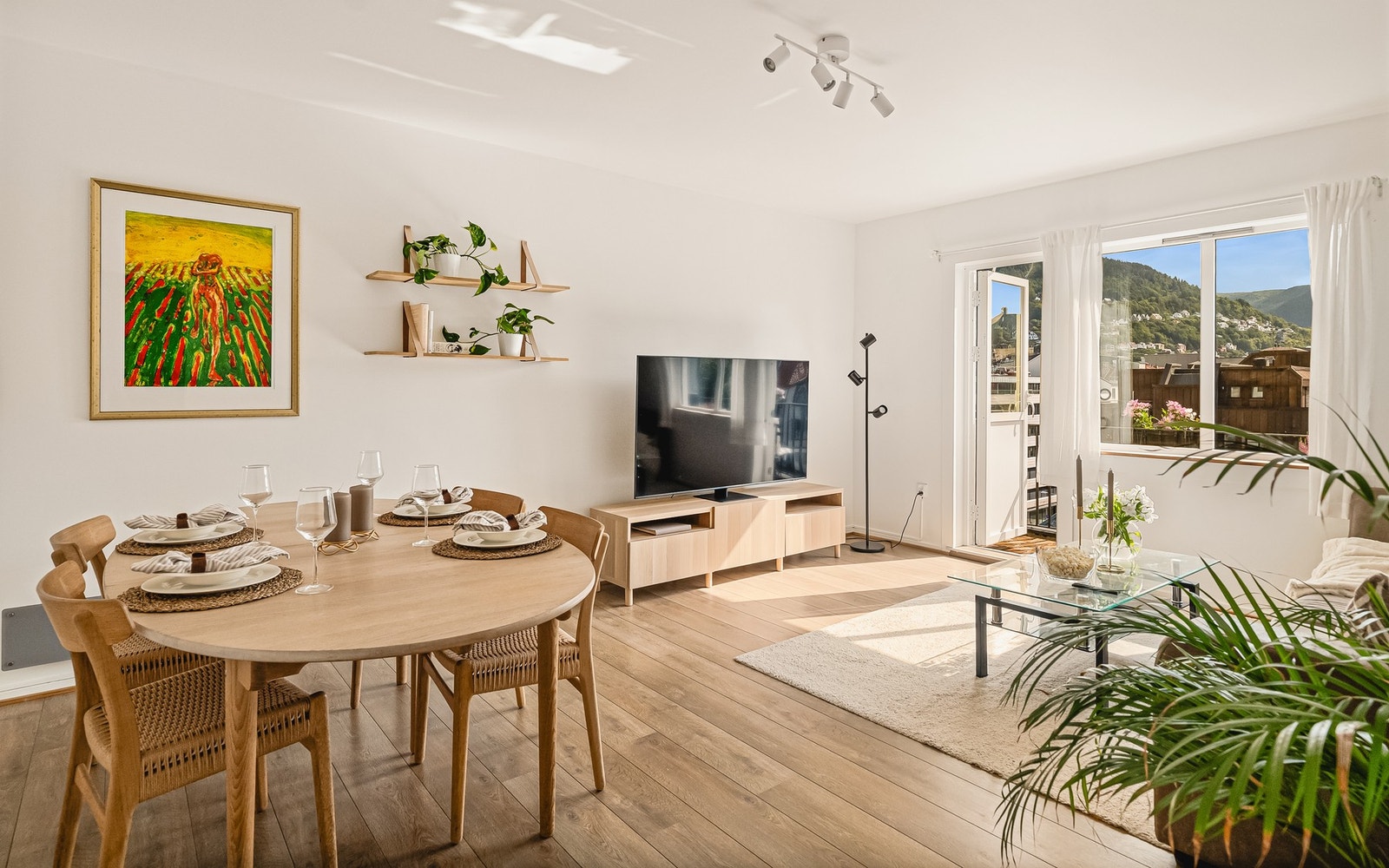 Store vindusflater gir rikelig med naturlig lys og skaper en god atmosfære i rommet Galleribilde