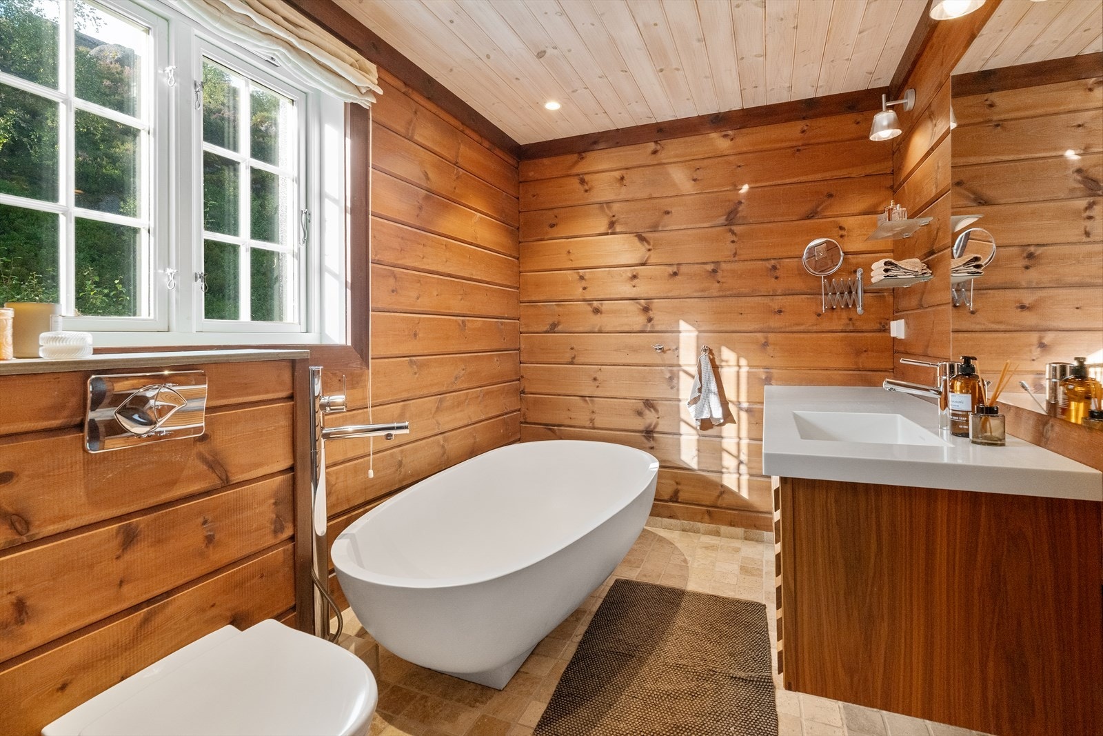 Hovedbad med marmorbadekar, vegghengt toalett, badstu og stilfull servantseksjon Galleribilde