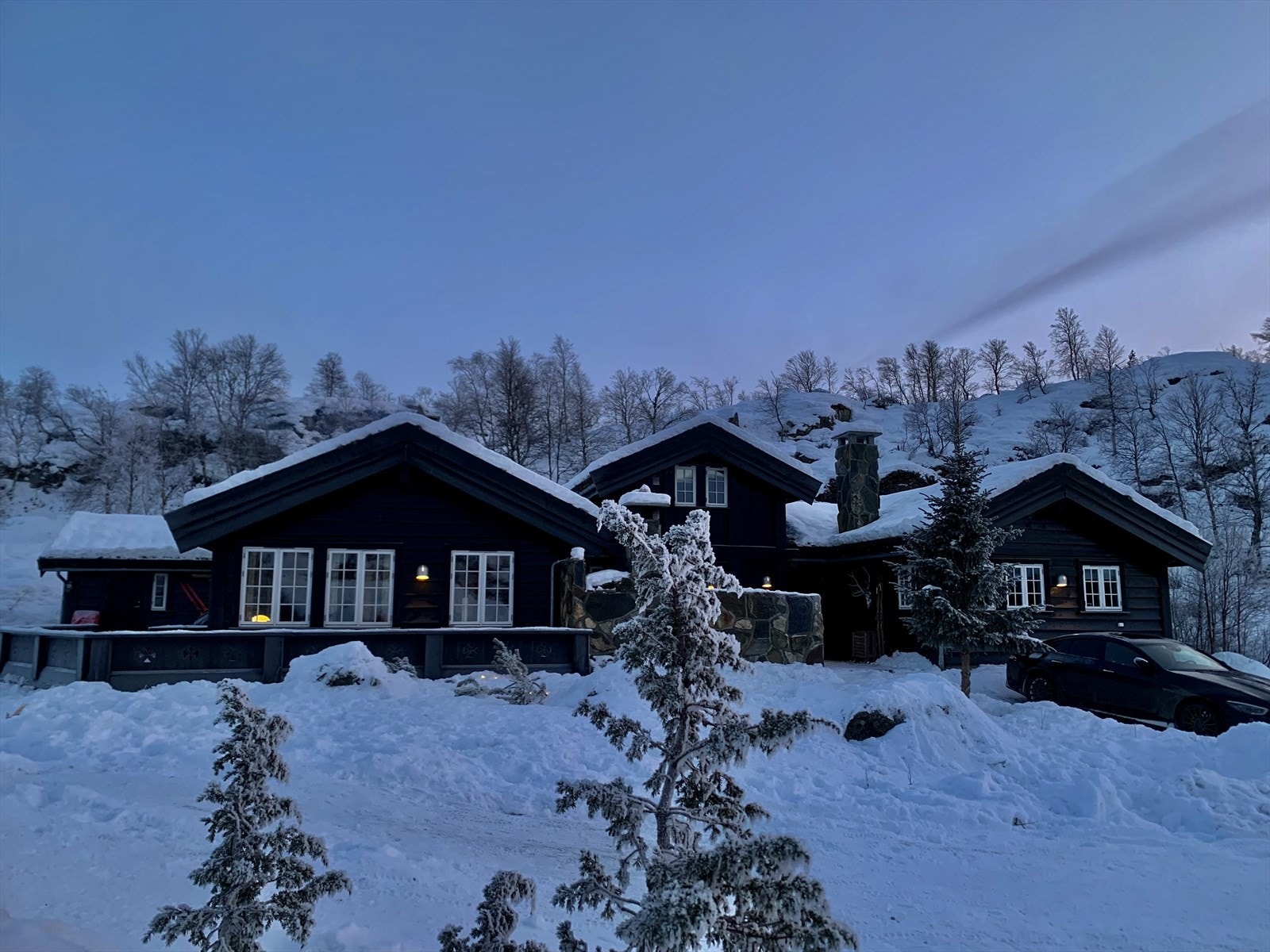 Hytten er delt i to deler. 2 stuer, 3 soverom, 2 bad, vaskerom, badstu m.m. Galleribilde