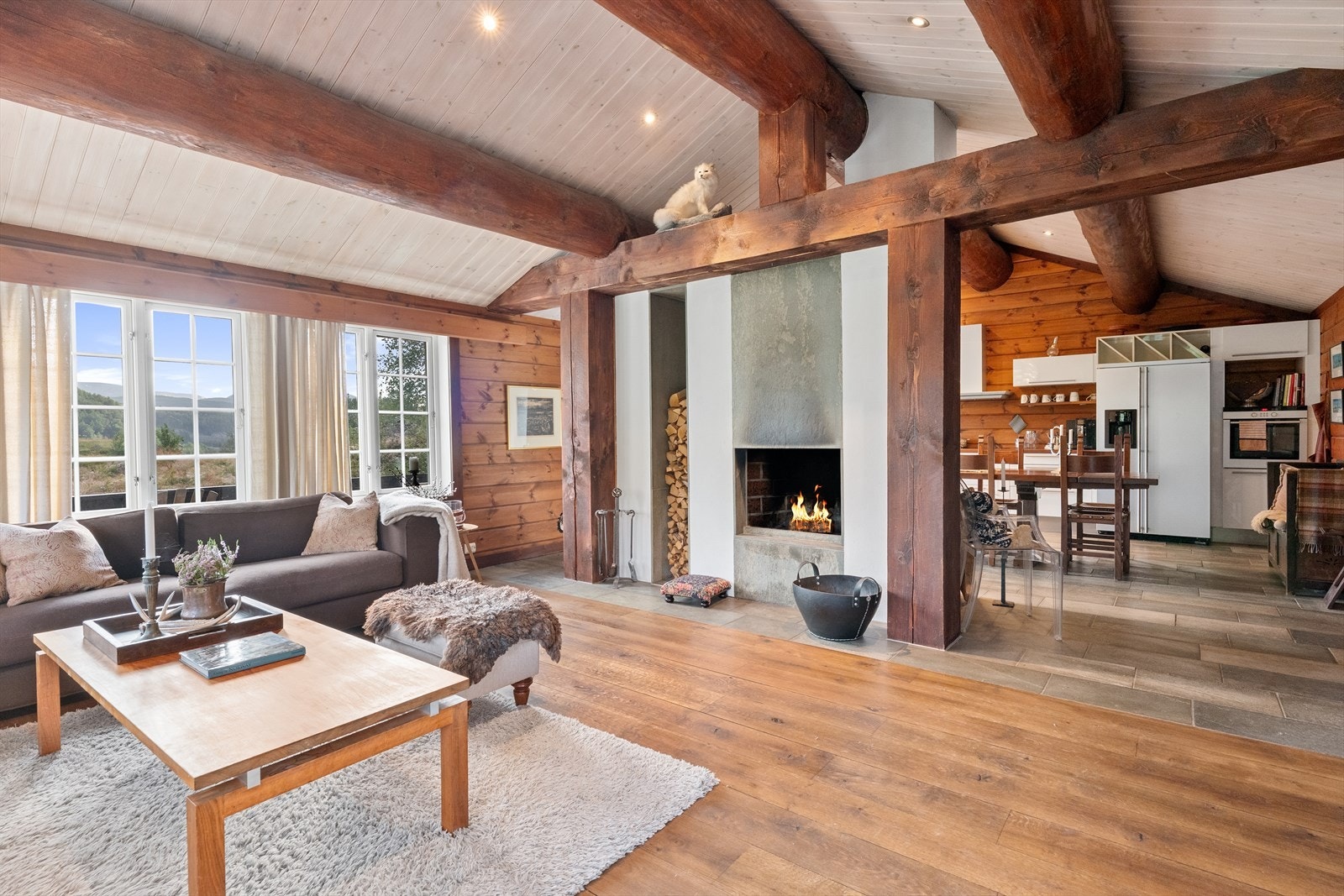 Lekker peis. Delvis åpen løsning mot kjøkken Galleribilde