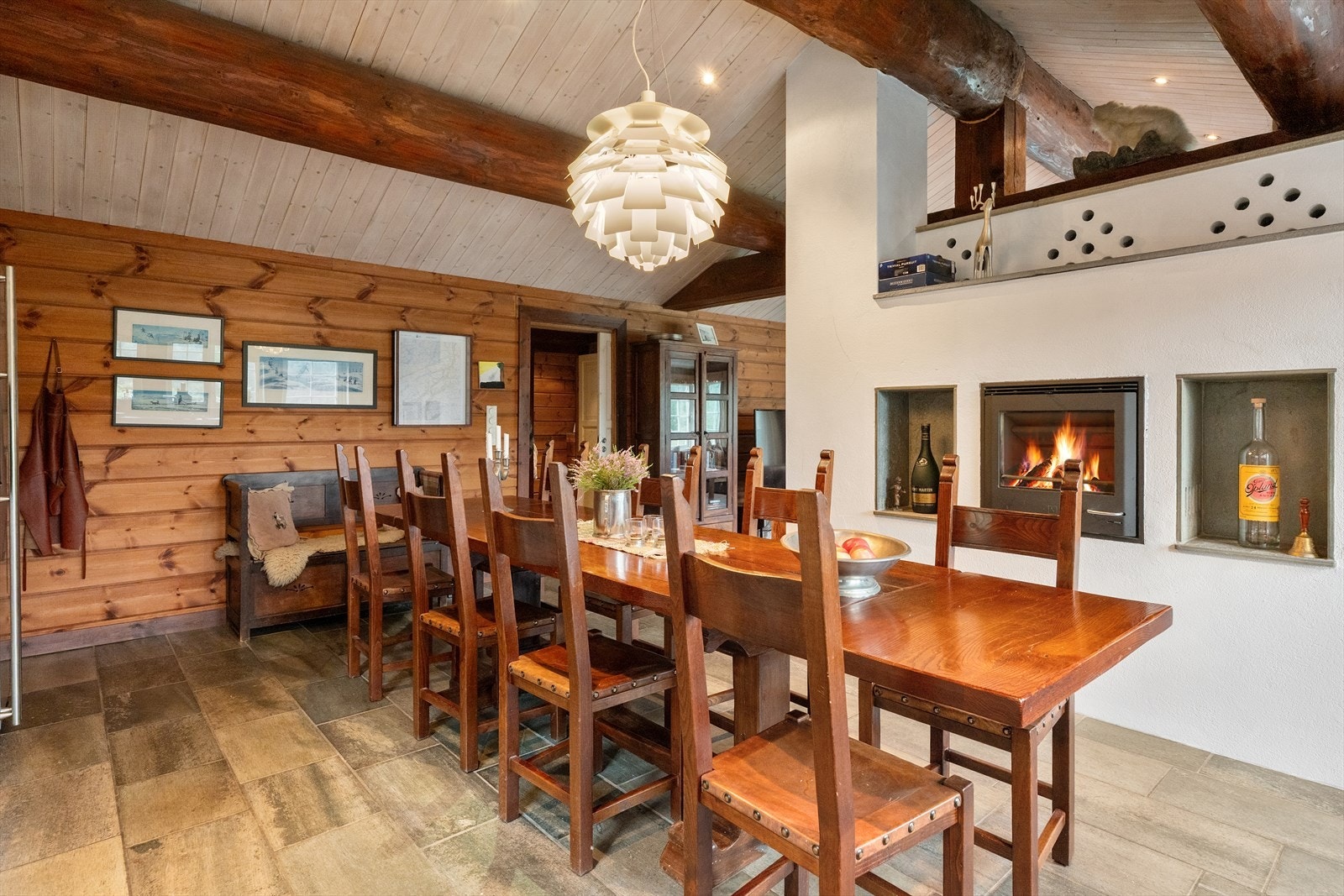 Det er peis både i stue og på kjøkken Galleribilde