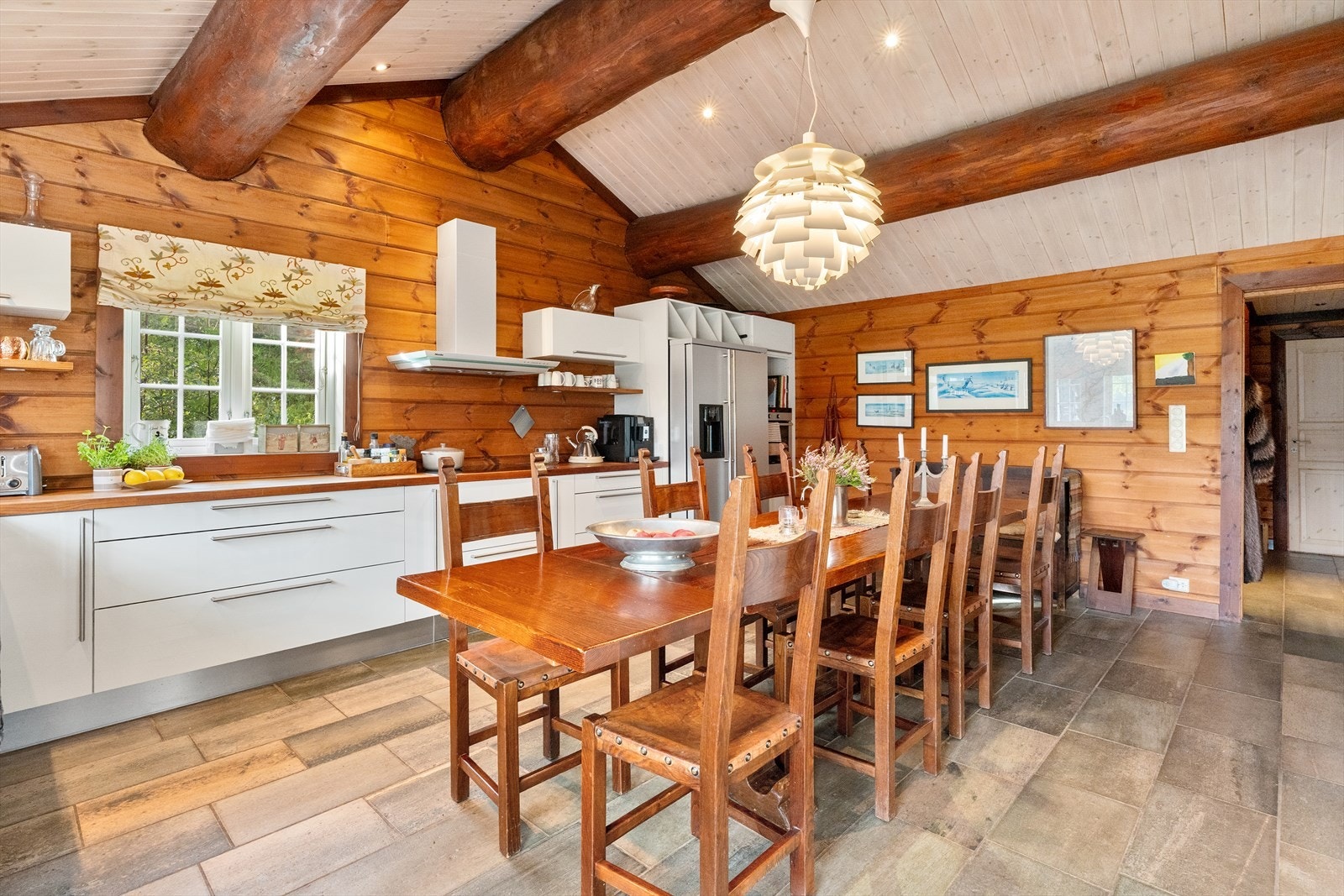 God plass til langbordet. Møbelpakke av høy kvalitet medfølger Galleribilde