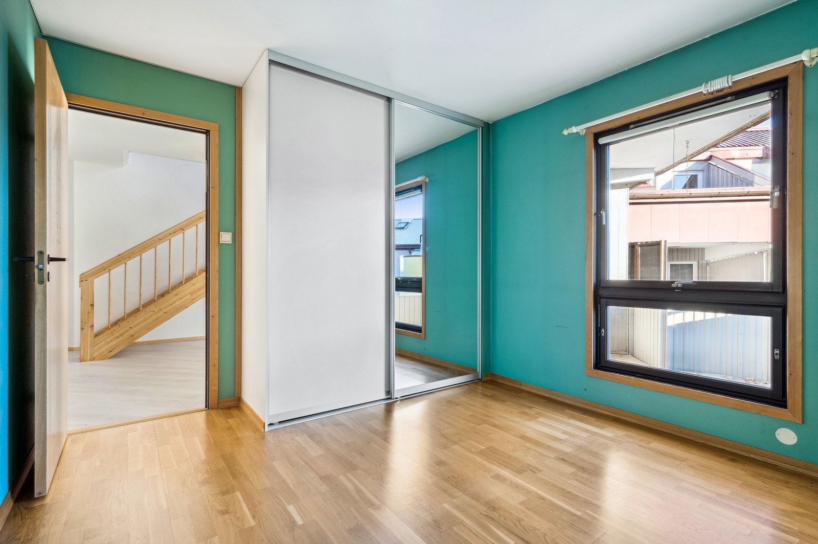 Soverom 2 har også plass til dobbeltseng. Veggene er i annen farge i dag. Galleribilde