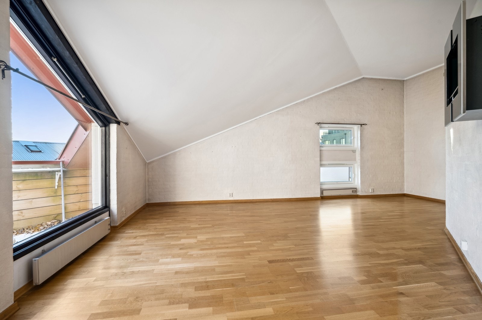 Stor stue med plass til både sofa- og spisegruppe. Galleribilde