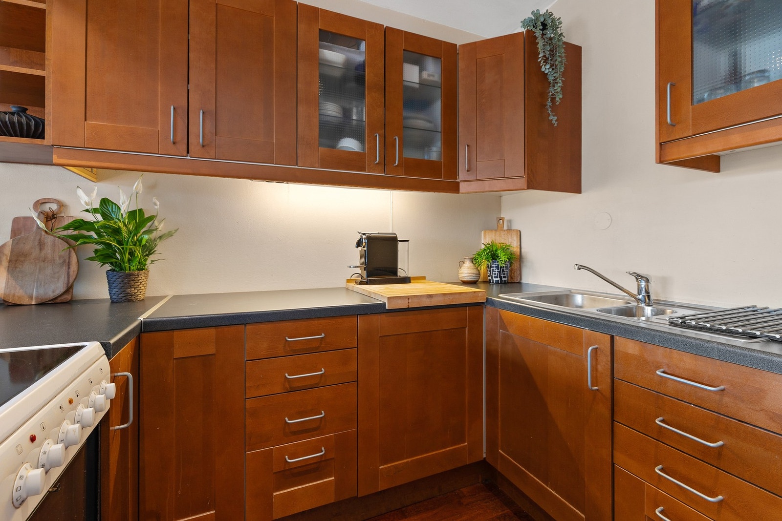 Innredningen har godt med skapplass Galleribilde