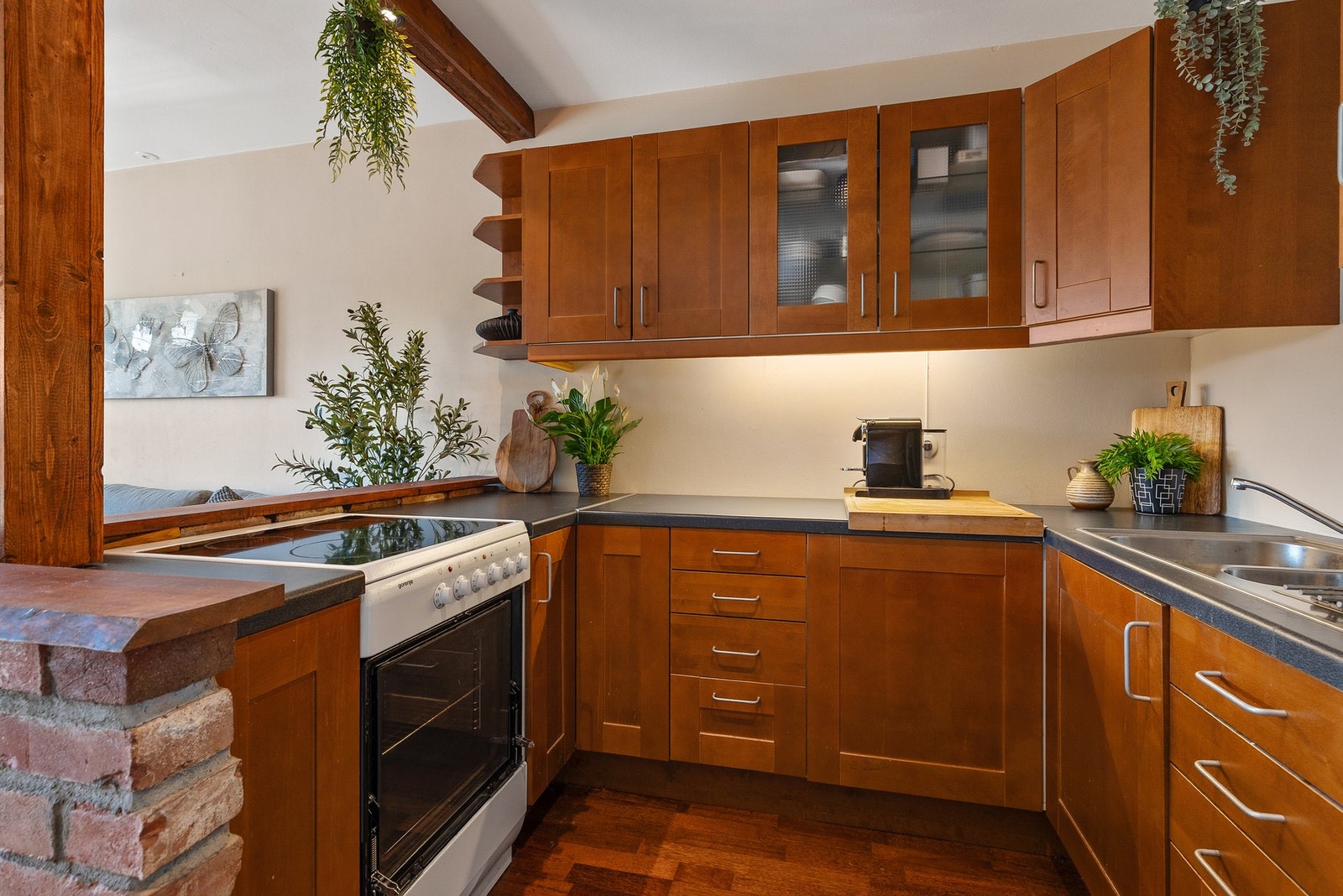 Kjøkkenet har avsatt plass for hvitevarer, herunder kjøl/frys, ovn, platetopp og oppvaskmaskin Galleribilde