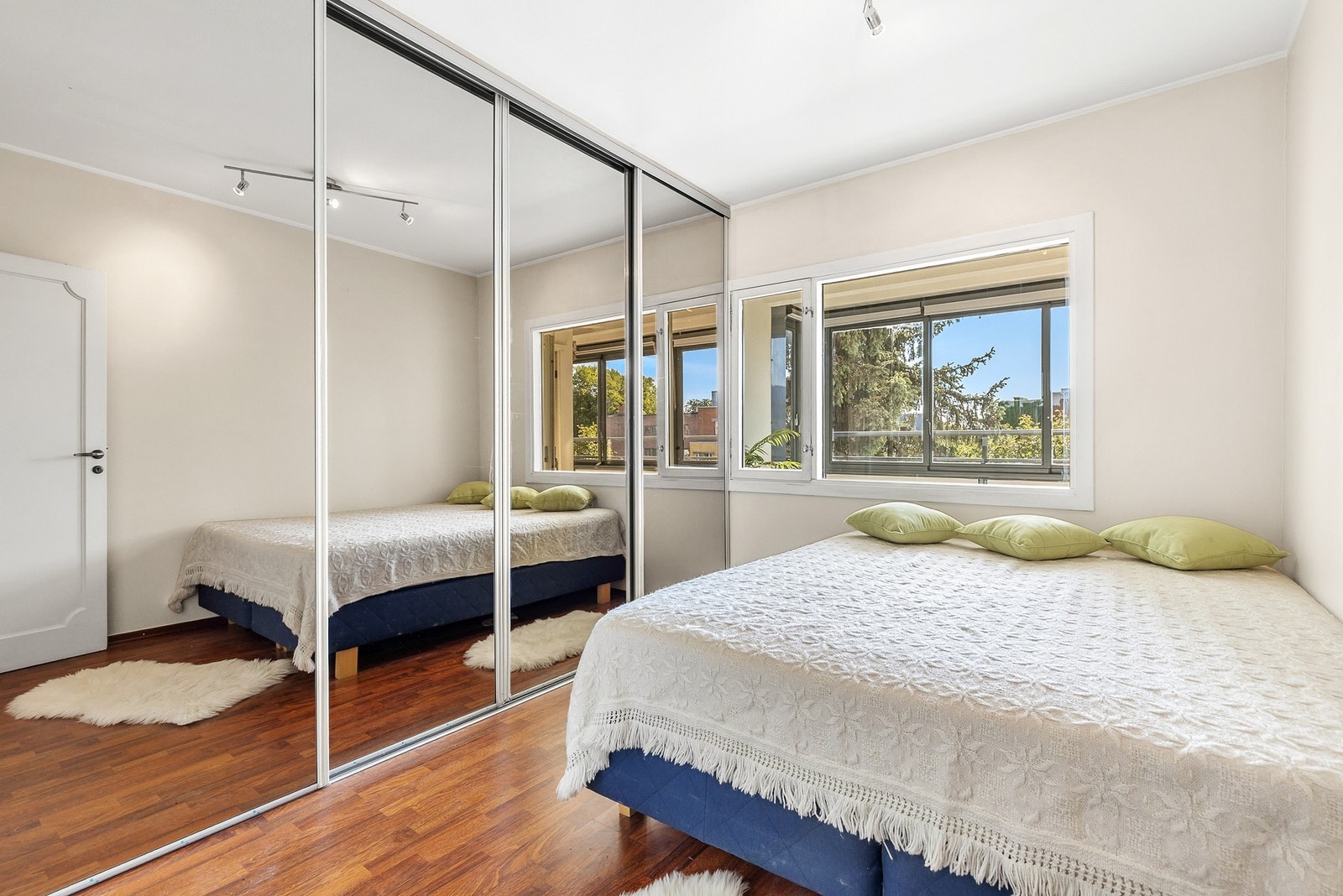 Det er montert en stor skyvedørsgarderobe med speilfronter for oppbevaring Galleribilde