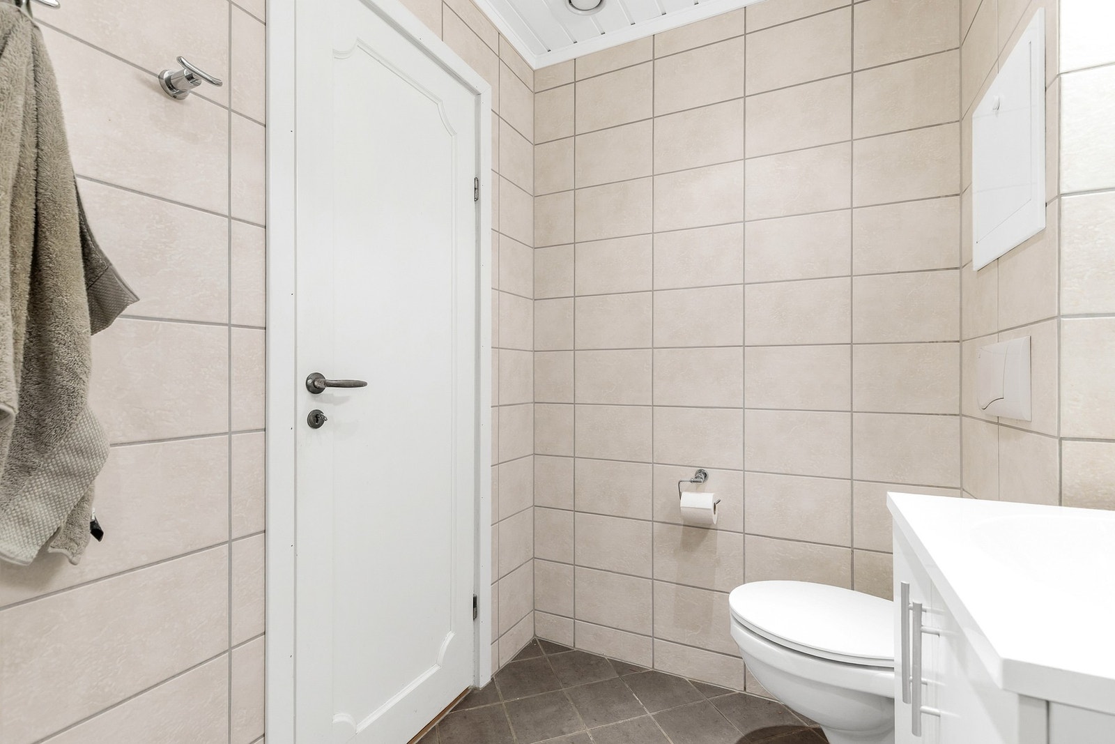 Rommet har mekanisk avtrekk til felles anlegg sentralt i bygget og tilluft under dør Galleribilde