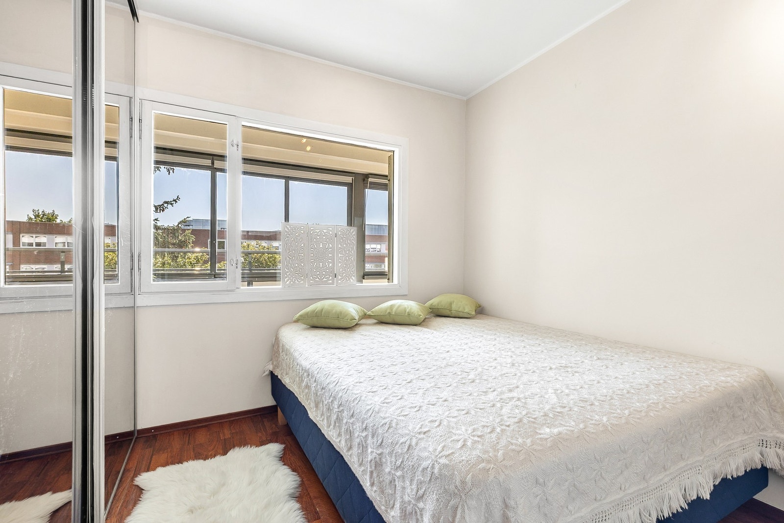 Romslig soverom med parkett på gulv og slette flater på vegger og i himling Galleribilde