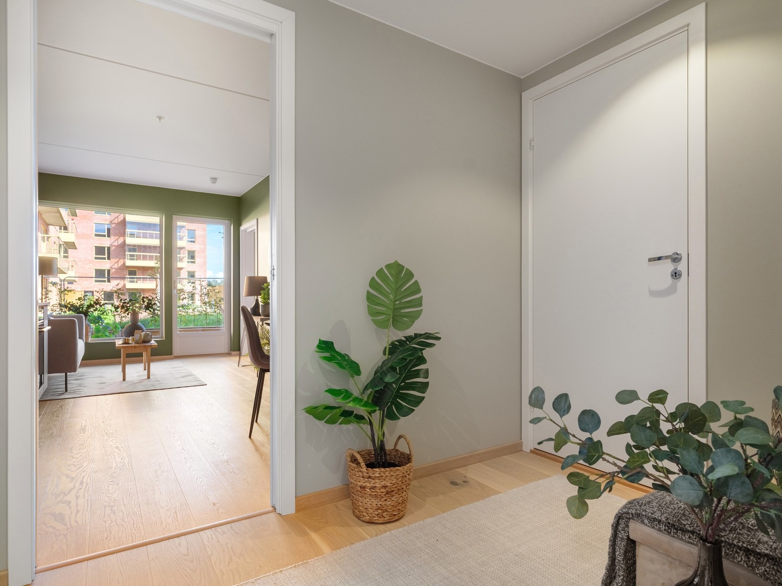 Lys og innbydende entré med plass til oppbevaring. Galleribilde