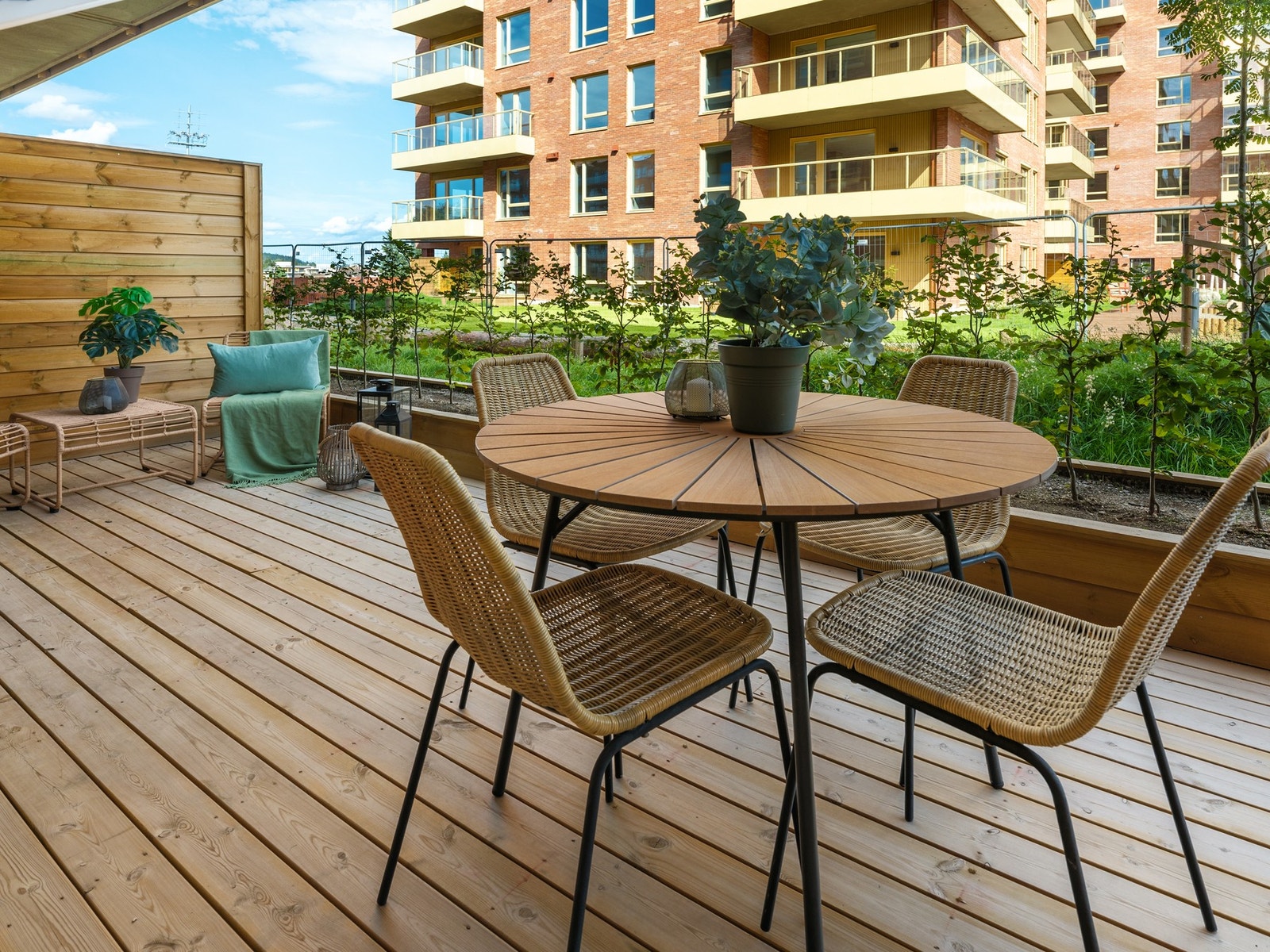 Direkte utgang til en stor, flott markterrasse på 15 kvm. Galleribilde