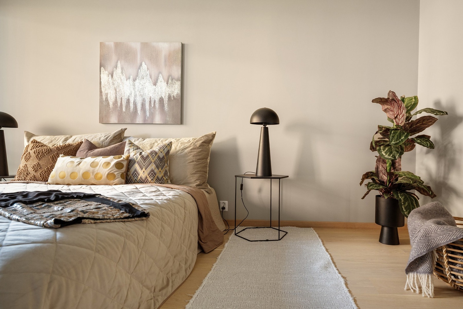 Et luftig soverom med plass til dobbeltseng, nattbord og garderobeløsning. Galleribilde