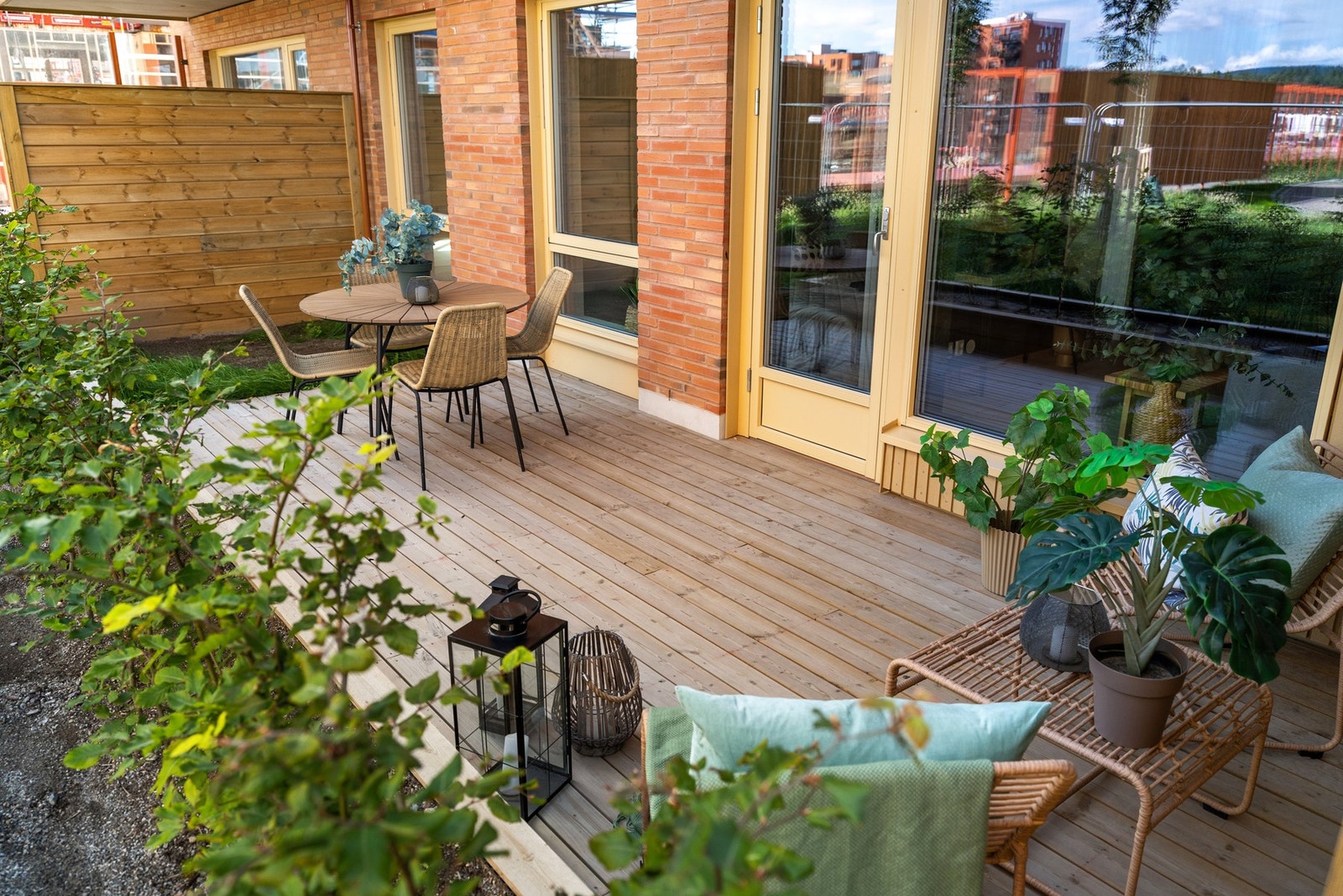 Uteplassen er skjemaet bak en nyplantet hekk. Galleribilde