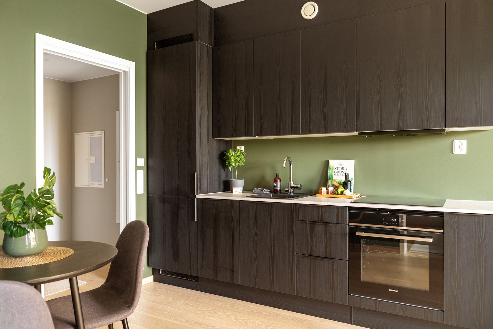 Lekkert kvalitetskjøkken fra HTH med integrerte hvitevarer. Galleribilde