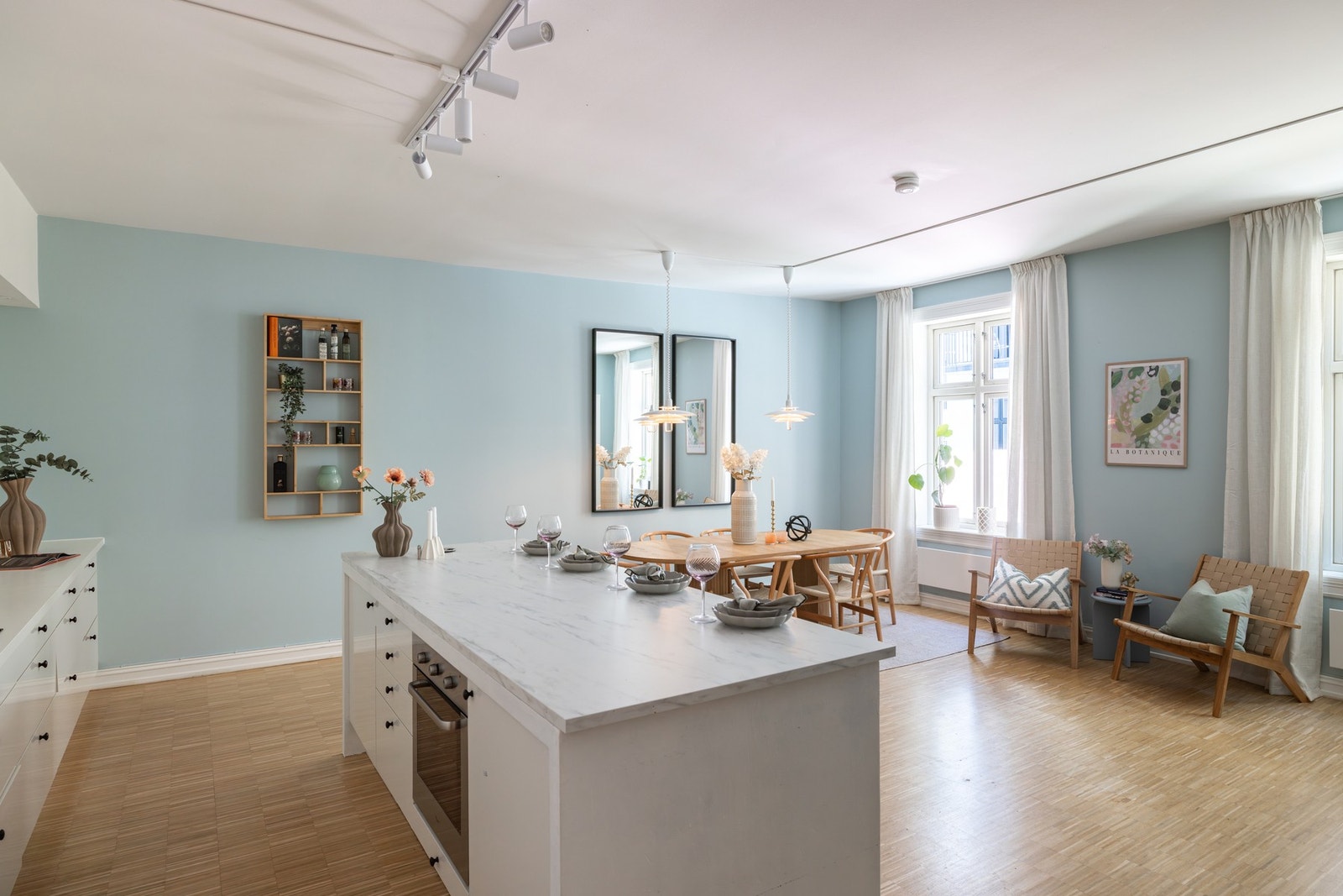 Kjøkkenet ligger i åpen løsning med spisestuen, og sammen danner de et innbydende allrom som dekker nesten hele første etasje. Galleribilde