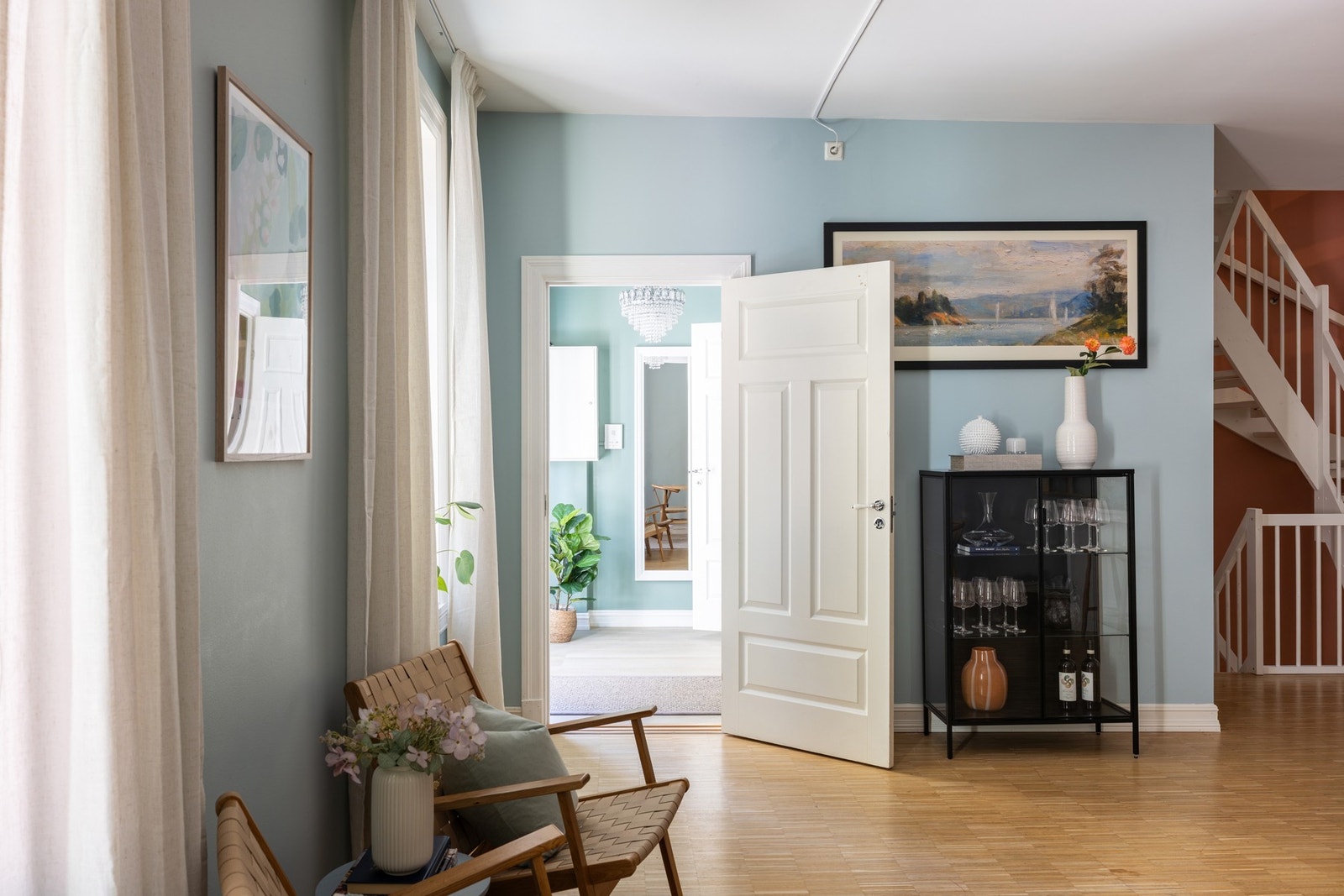 Vi tar turen videre inn i boligens gang. Galleribilde