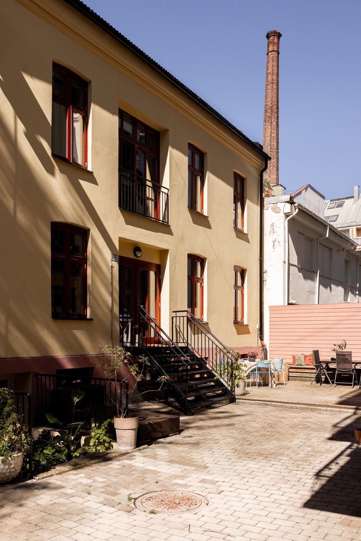 Boligen ligger skjermet plassert i indre gårdsrom i en klassisk bygård fra 1890. Huset ble omgjort til bolig i 2010 og holder derfor en moderne standard. Galleribilde