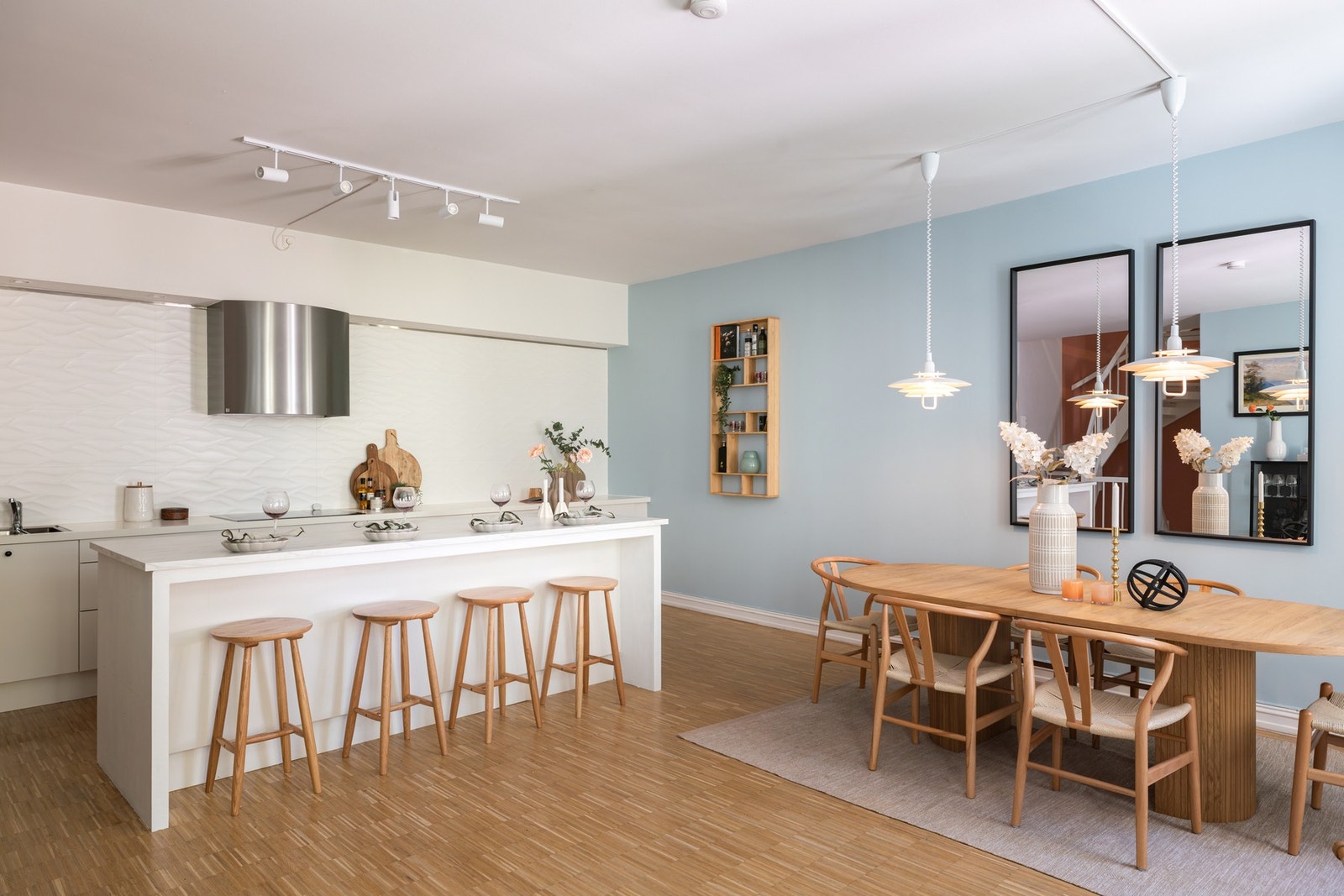 Selve kjøkkenet har et smakfullt og moderne design med god benkeflate, stor kjøkkenøy og rikelig med oppbevaringsplass. Galleribilde