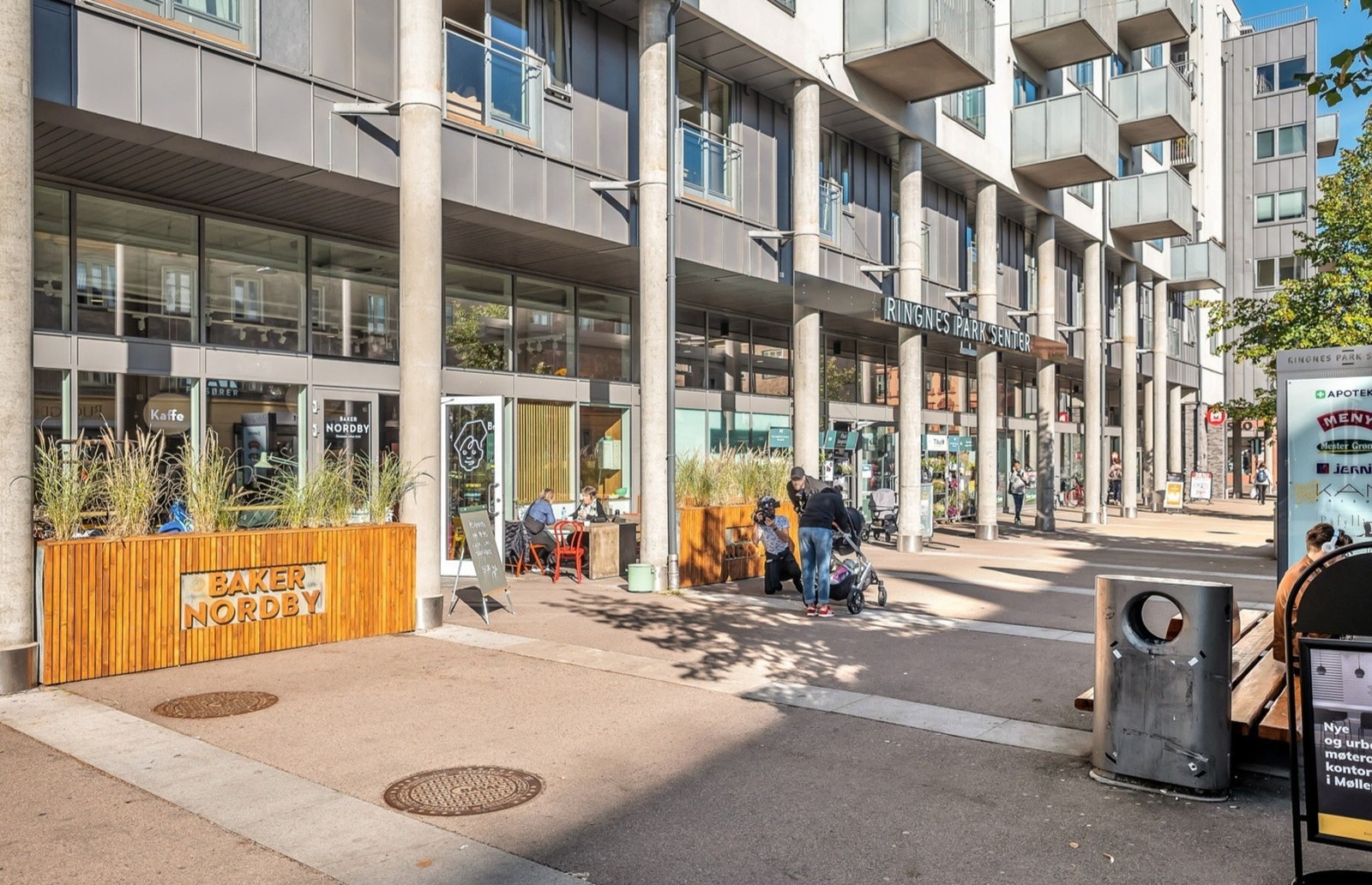 Ringnes Park Senter ligger en kort spasertur unna, og byr blant annet på butikker, Meny, Sats treningssenter og et moderne kinoanlegg. Galleribilde