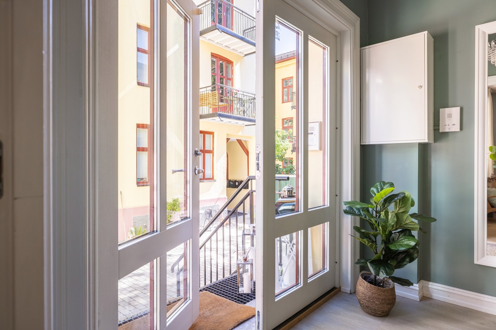 Boligen har et pent inngangsparti med steinbelagt adkomst, bred, sortlakkert trapp og lekker, tofløyet inngangsdør. Galleribilde