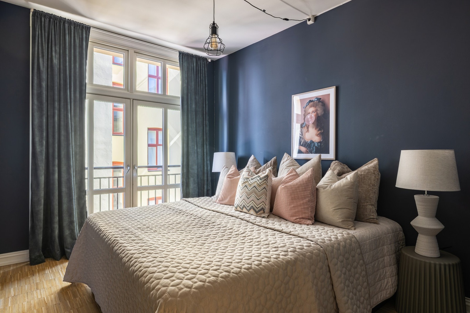 Det er tre pene soverom i boligen, og alle ligger samlet i andre etasje. Soverommene har store vinduer som vender inn mot den rolige bakgården. Galleribilde