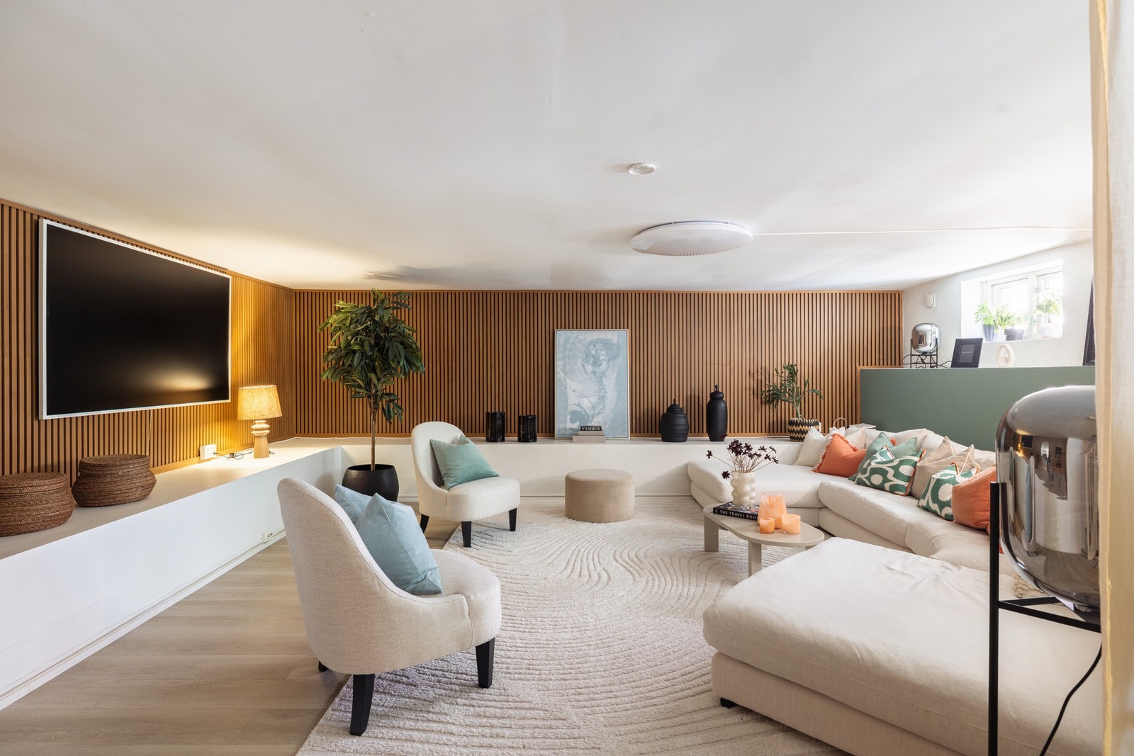 I kjelleretasjen er det etablert en stor, stilfull stue med luftig atmosfære og utmerket møbleringsfrihet. Galleribilde