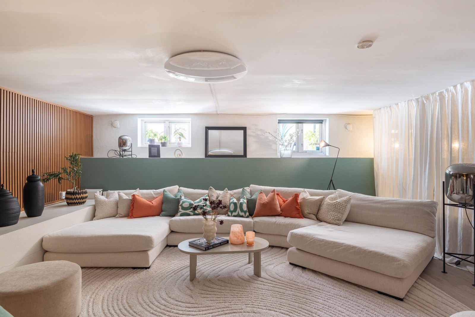 Kjellerstuen er av god størrelse og rommet har flere bruks og innredningsmuligheter. Galleribilde