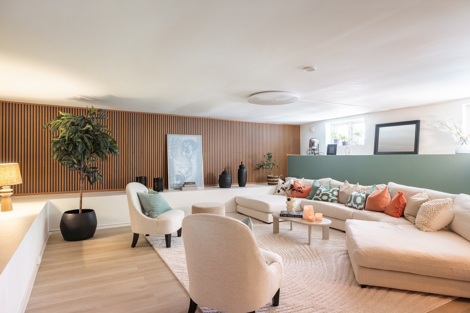 I 2024 ble kjellerstuen lekkert pusset opp, og det ble bla. lagt nytt gulv, malt og montert spilevegger. Galleribilde