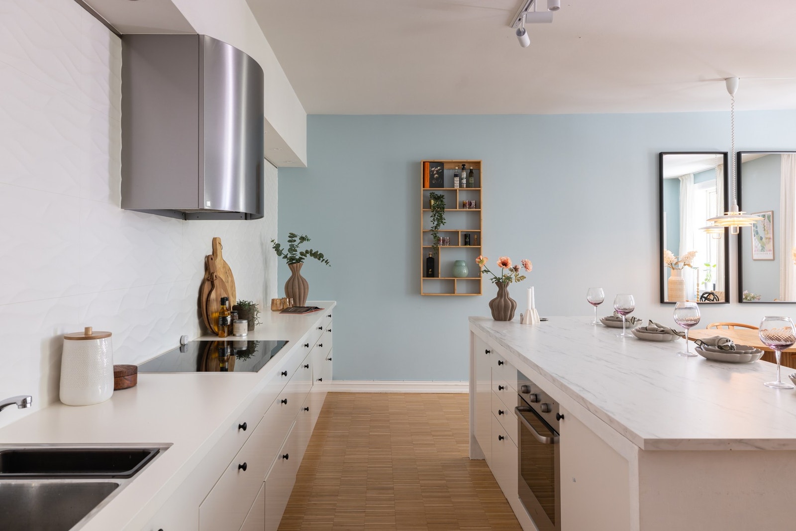 Kjøkkenet er utstyrt med integrerte hvitevarer, ventilator og god arbeidsbelysning. Galleribilde