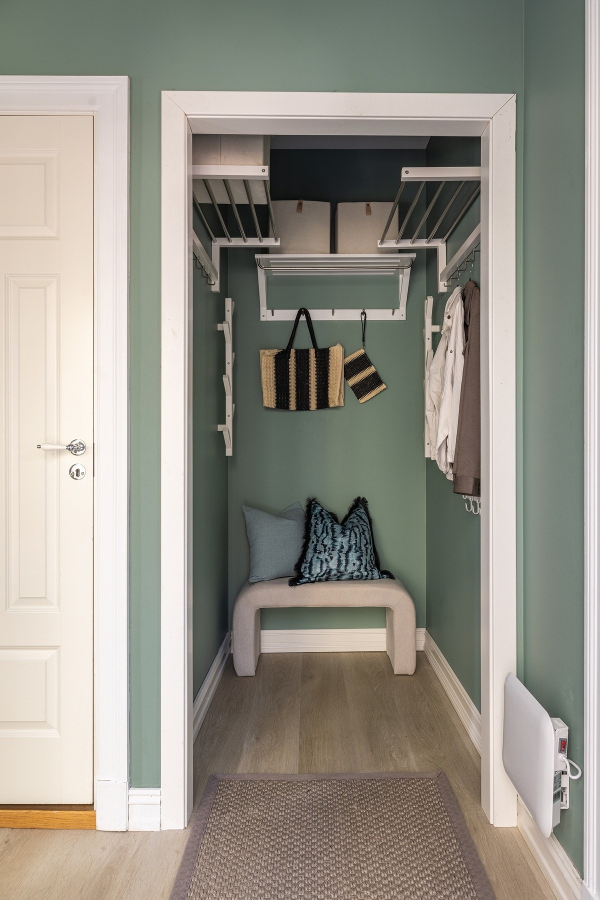 I en smart nisje er det god plass til sko og oppheng for yttertøy. Galleribilde