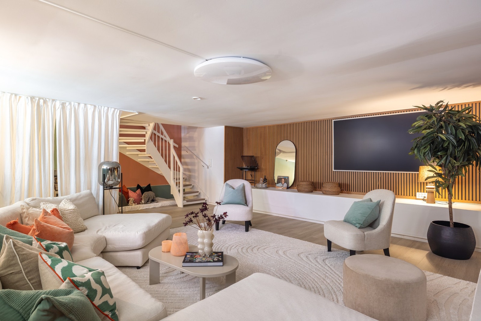 Langs to av veggene er det plassbygde benker for dekor og belysning, mens øvrige veggflater er malt i delikate fargetoner. På gulvet er det et pent belegg i parkettimitasjon. Galleribilde