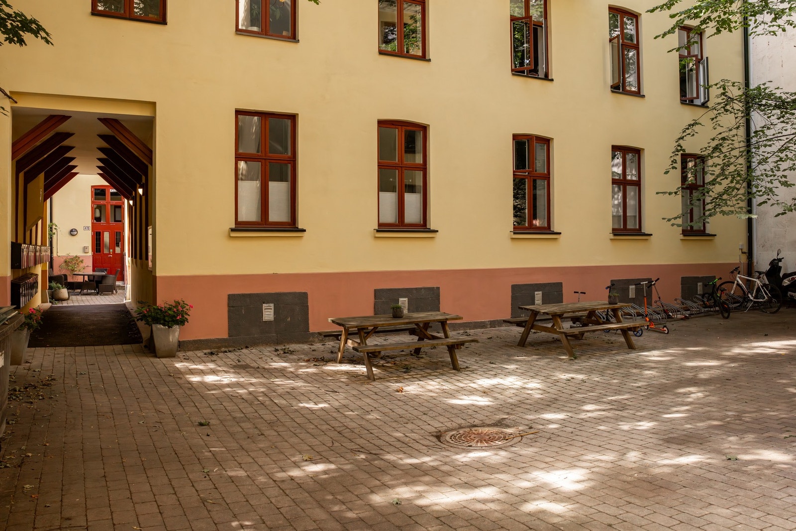 I det første indre gårdsrommet er det sittegrupper til felles anvendelse samt sykkelparkering. Galleribilde