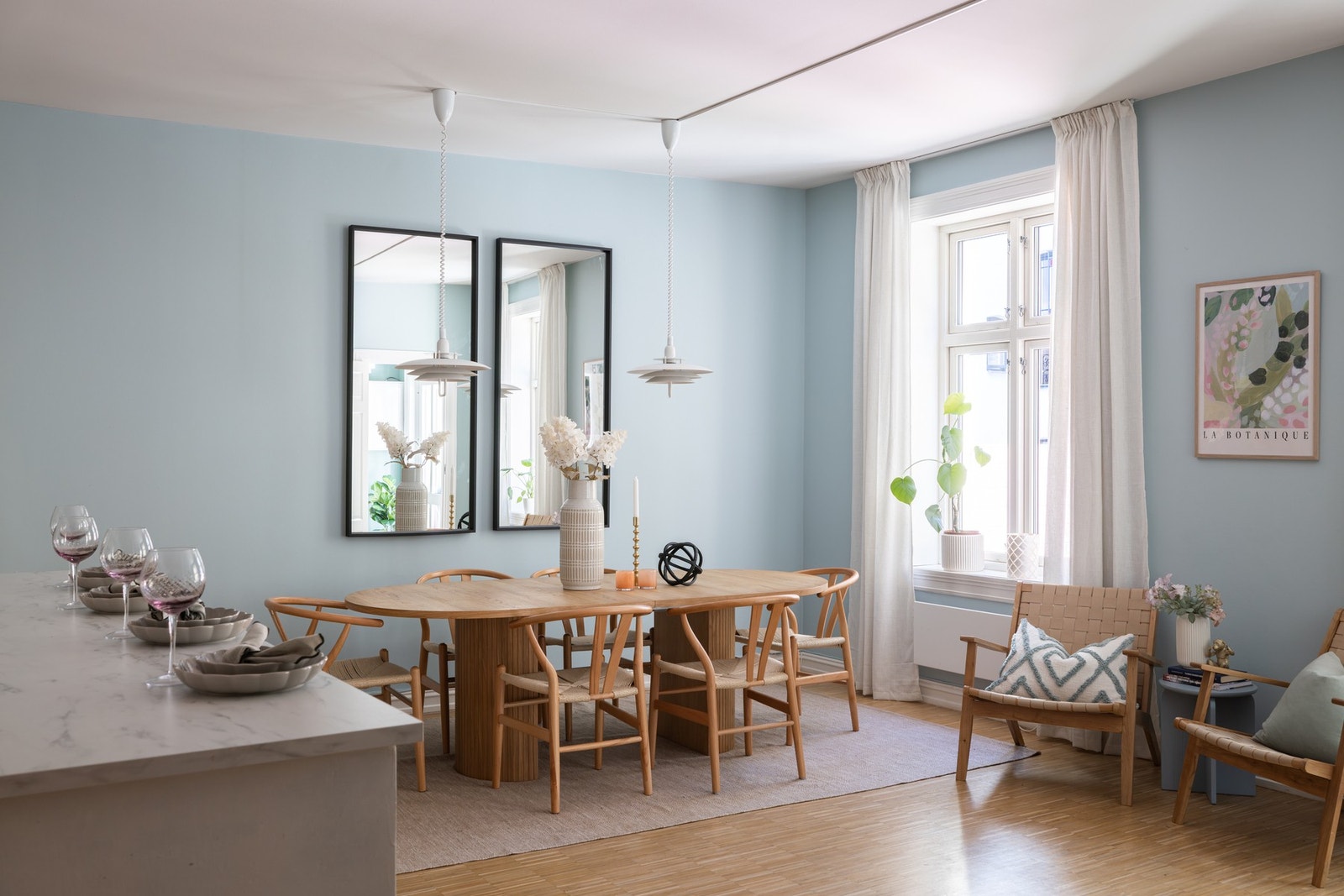 Her er veggene malt i en sval blåtone som fremhever det gylne parkettgulvet, og dagslyset strømmer inn via to store, klassiske bygårdsvinduer. Vinduene er fra 2011. Galleribilde