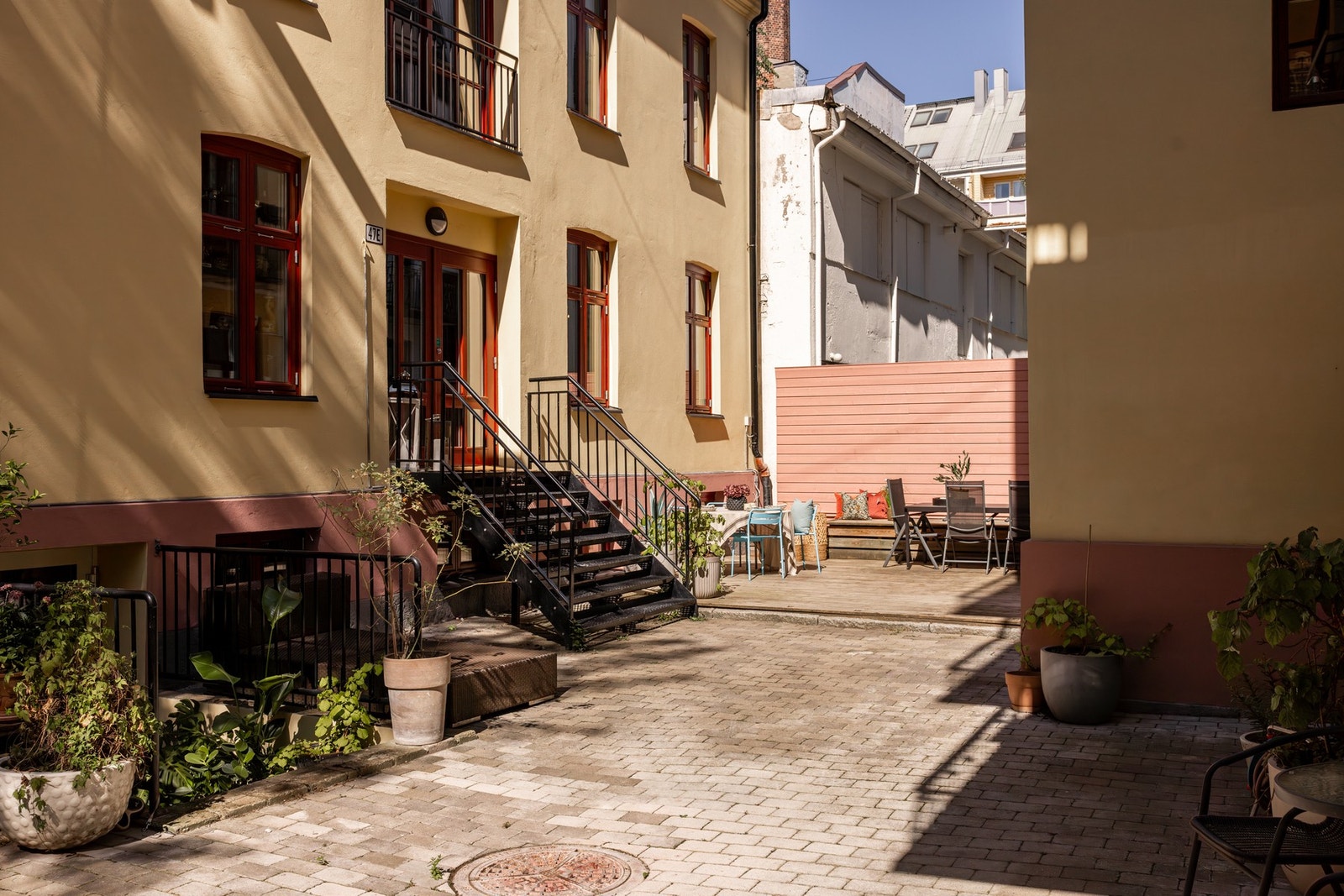 Bygningen ble i 2010 omgjort fra verksteder til en tomannsbolig. I 2024 ble fasadene i borettslaget rehabilitert, og i tillegg ble det i 2024 lagt nytt tak på townhouse-bygget. Galleribilde