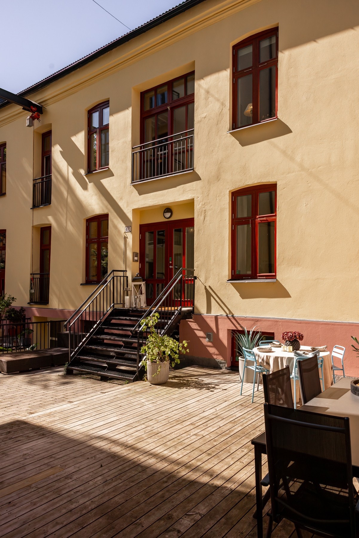 Her bor du i stille og rolige omgivelser midt på Grünerløkka, i et veldrevet borettslag med god vedlikeholdshistorikk. Borettslaget gjennomførte nylig et stort prosjekt med utbedring av fasader og nytt tak. Galleribilde