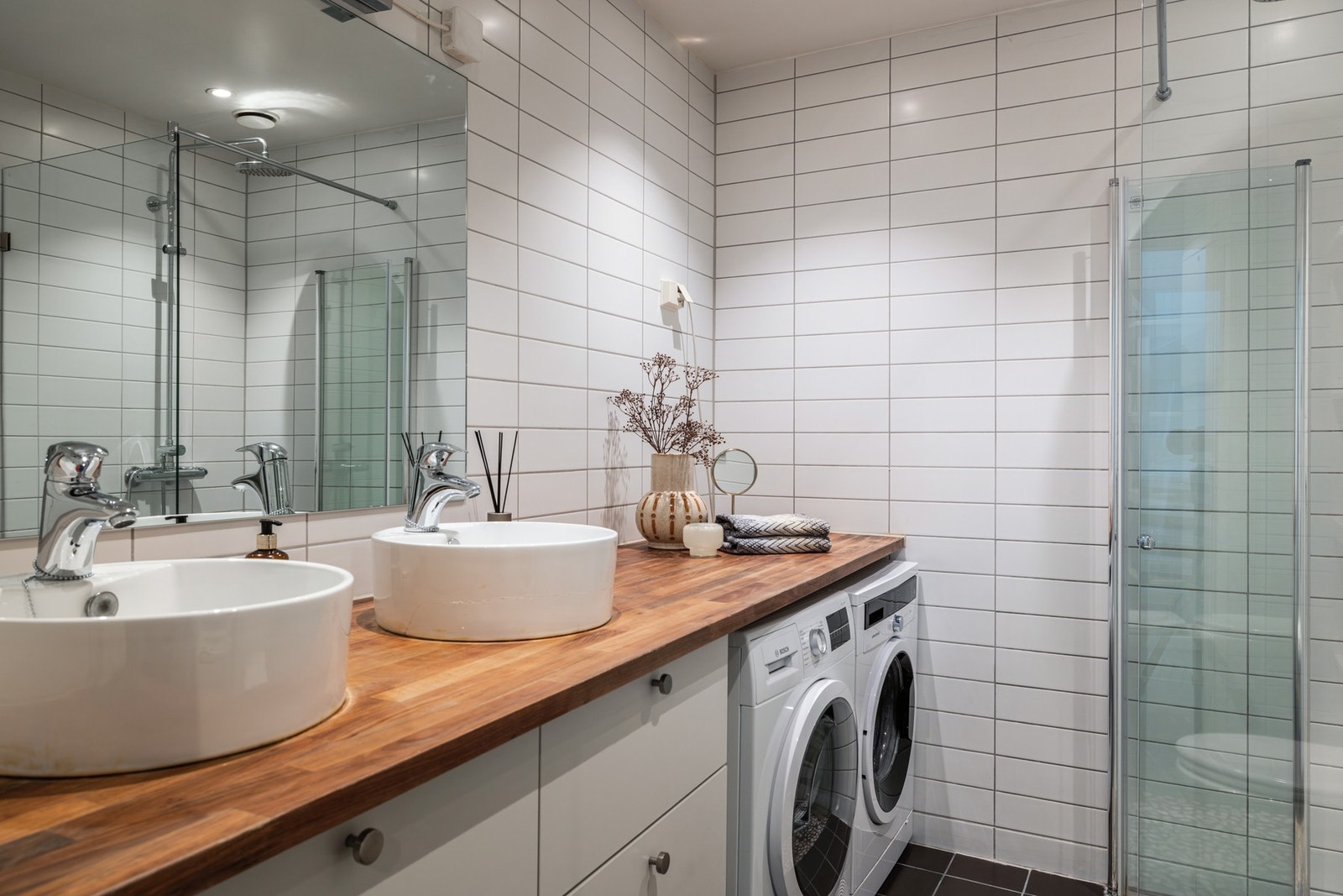 Boligen inneholder et bad her i andre etasje og et praktisk wc-rom i første etasje, begge fra 2010. Galleribilde