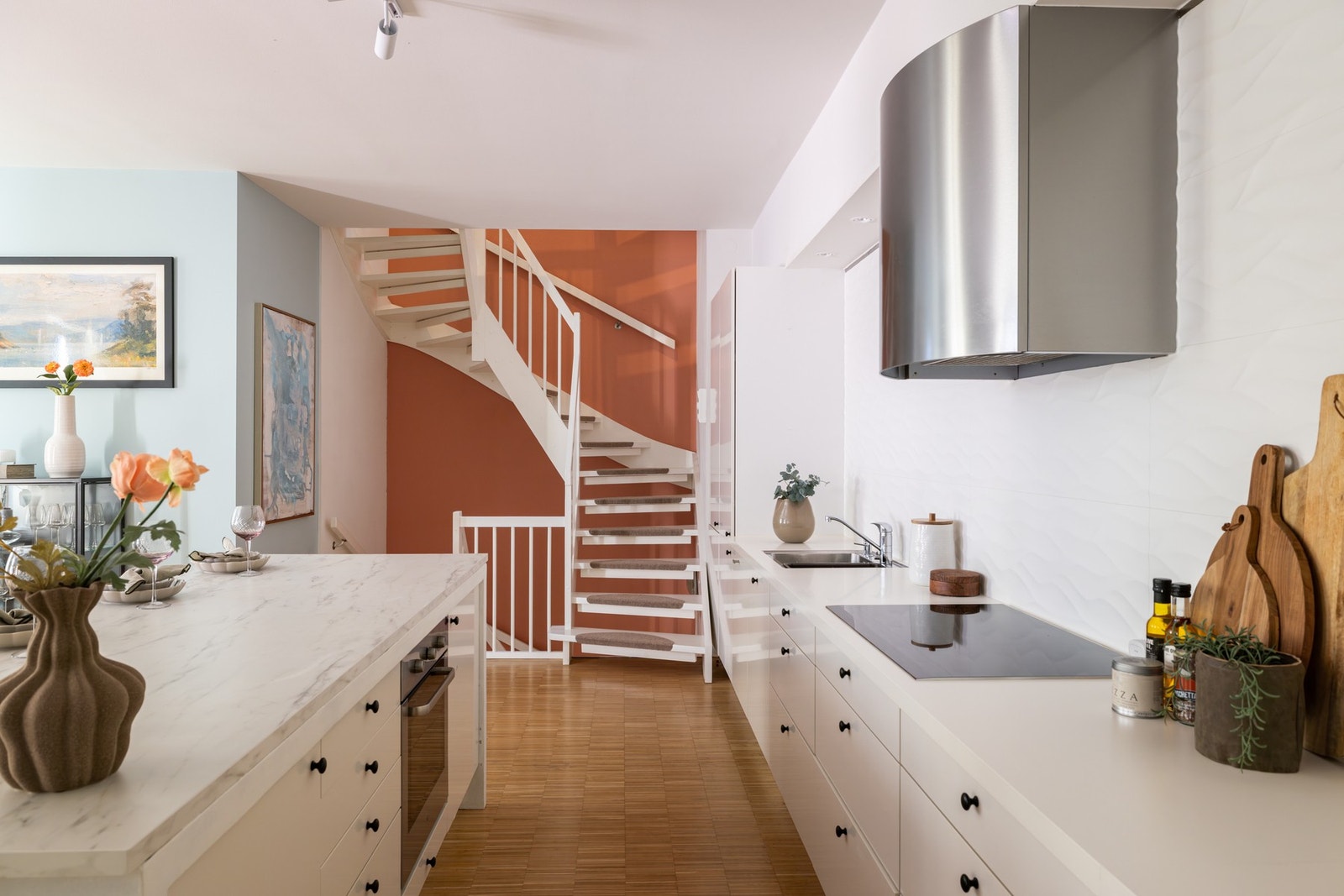 Som nevnt ble både spisestuen og kjøkkenet malt opp i 2024. På samme tid ble også veggene i trappen malt opp. Galleribilde